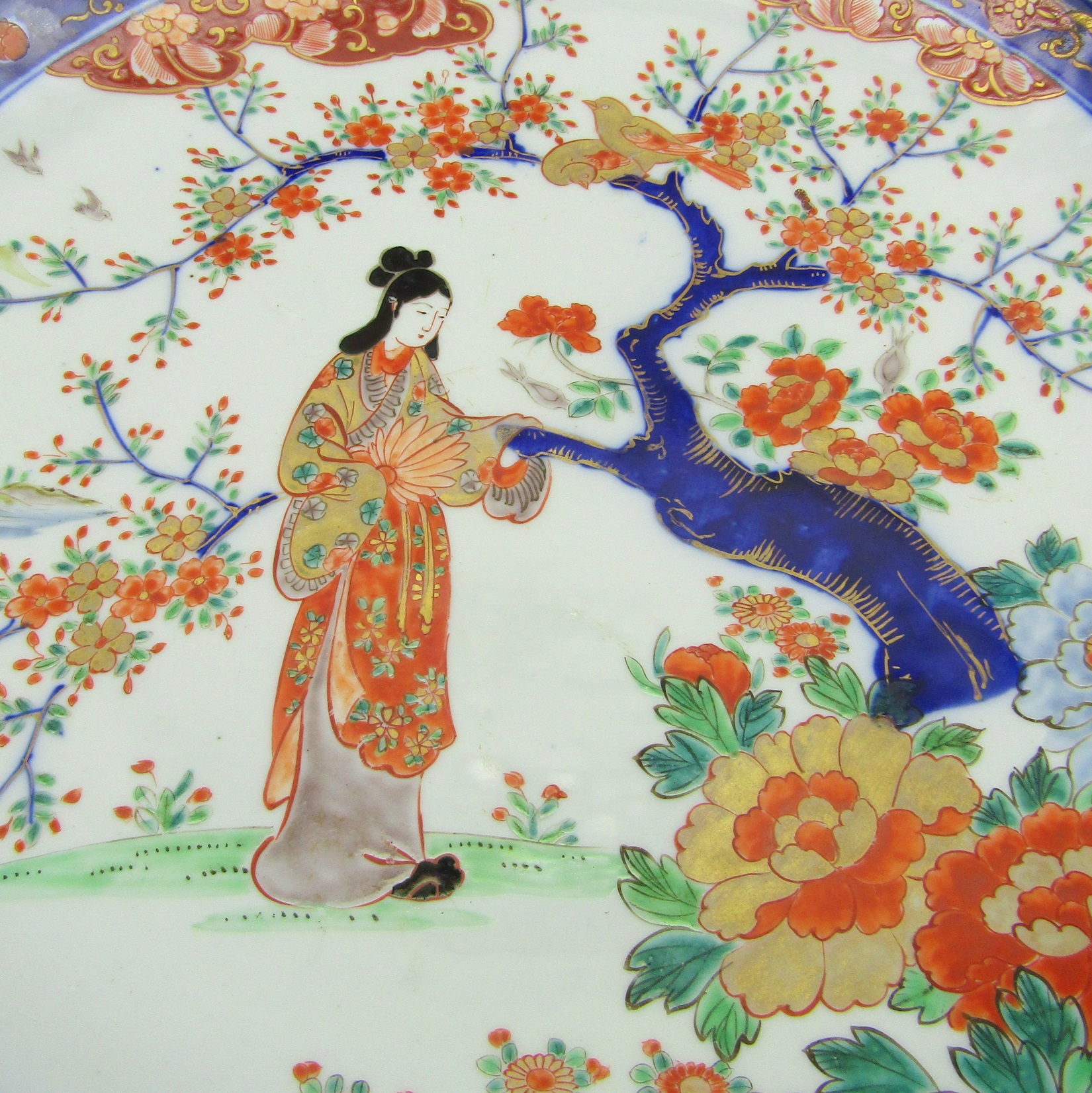 Japon. Arita Yamatoku. Plat en porcelaine décor personnage et paysage, XXe