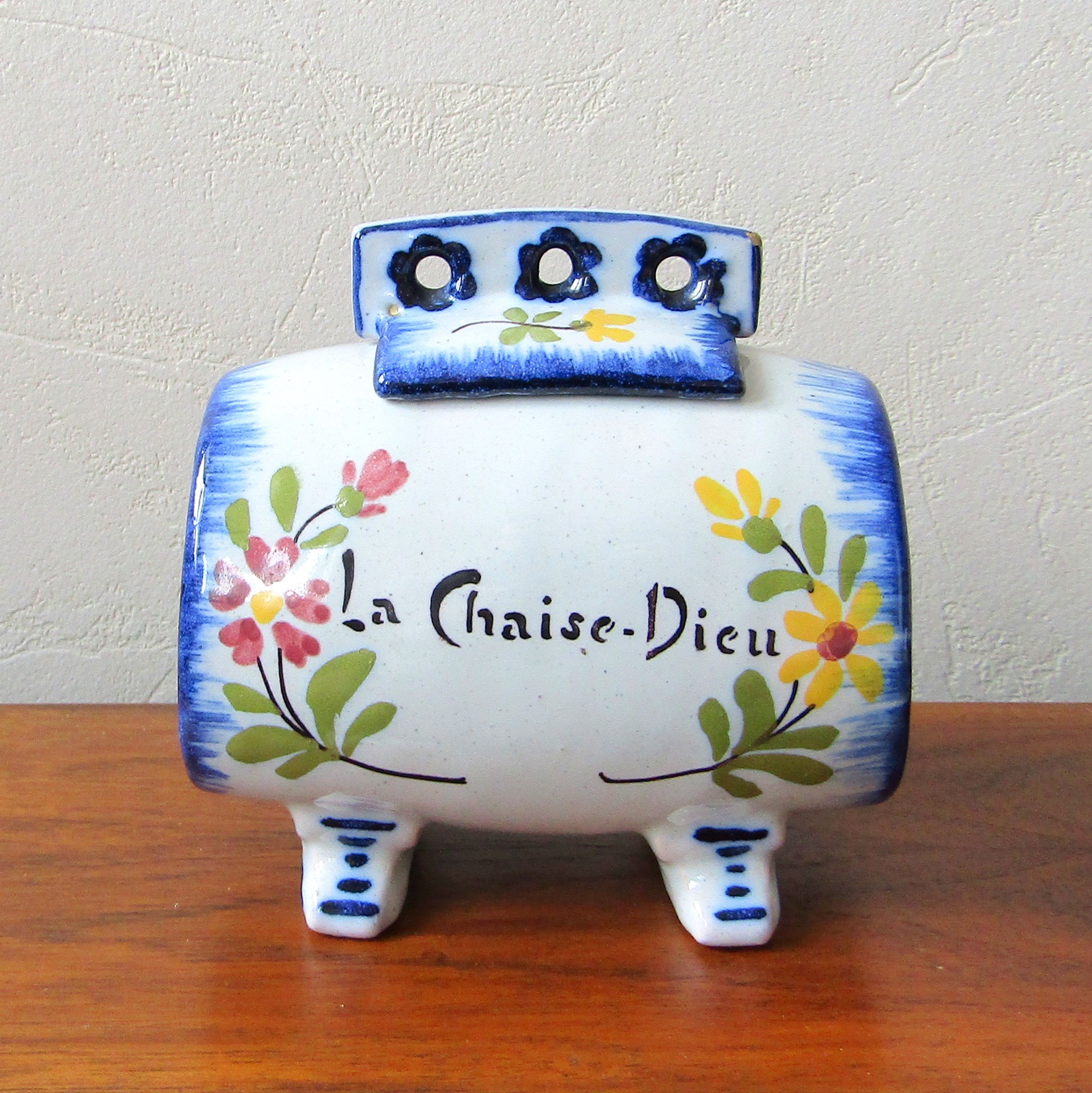 Charolles. Molin. Tonneau en faïence décor polychrome d\'un personnage, XXe