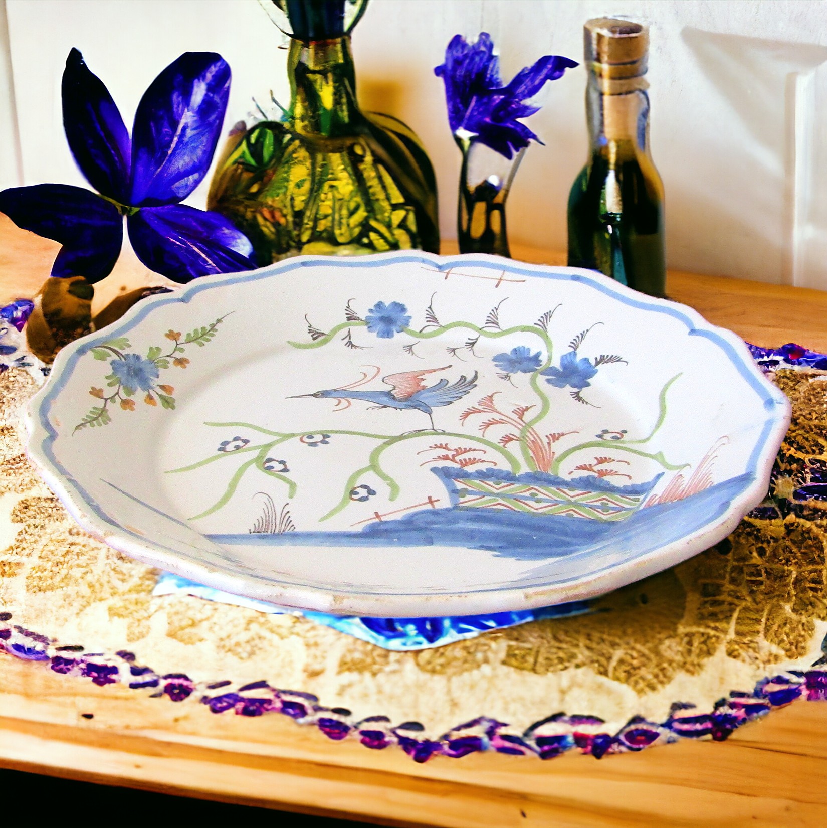 Nevers. Assiette en faïence à décor polychrome à loiseau branché, XVIIIe [10]