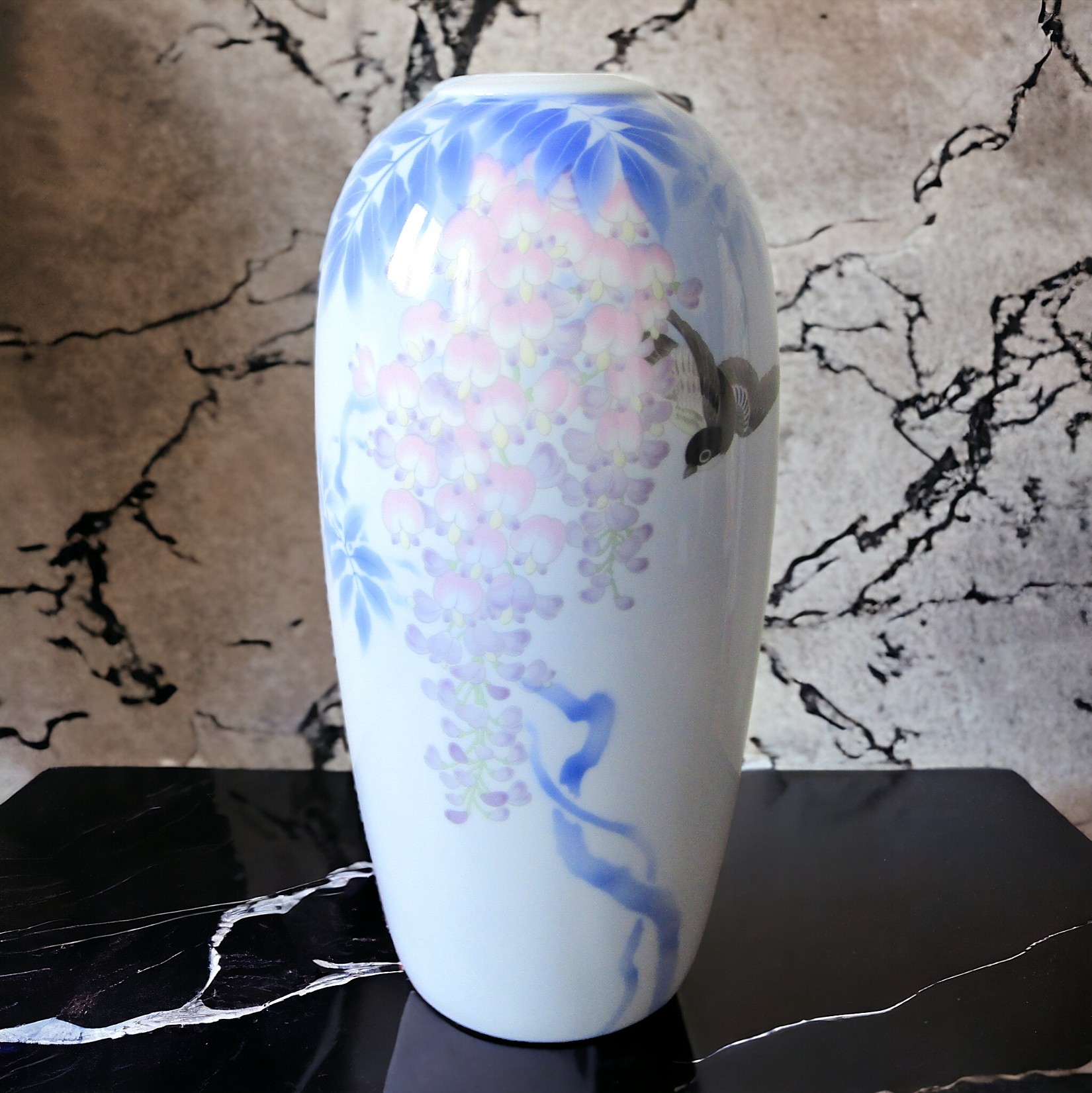 Japon. Arita. Fukagawa Seiji. Vase en porcelaine décor de fleurs et oiseau, XXe