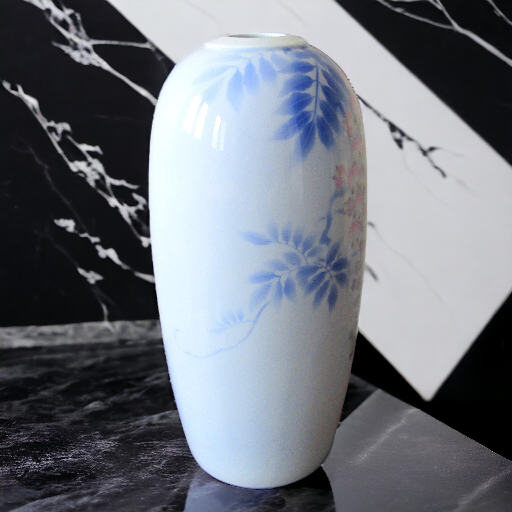 Japon. Arita. Fukagawa Seiji. Vase en porcelaine décor de fleurs et oiseau, XXe