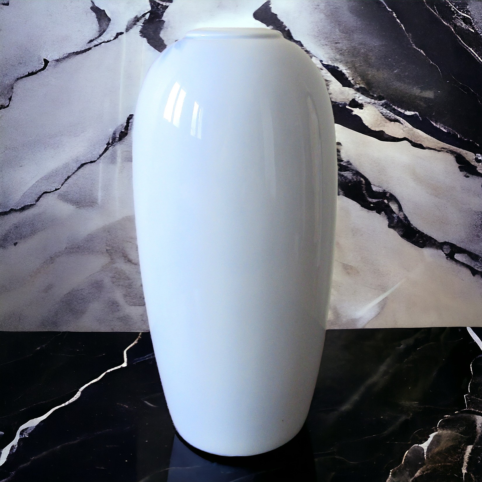 Japon. Arita. Fukagawa Seiji. Vase en porcelaine décor de fleurs et oiseau, XXe