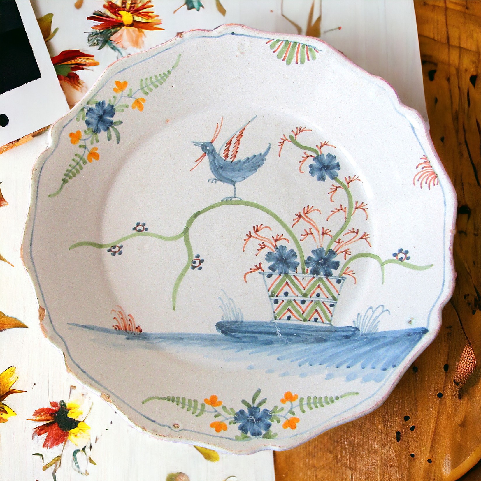 Nevers. Assiette en faïence décor polychrome à l\'oiseau branché, XVIIIe [15]
