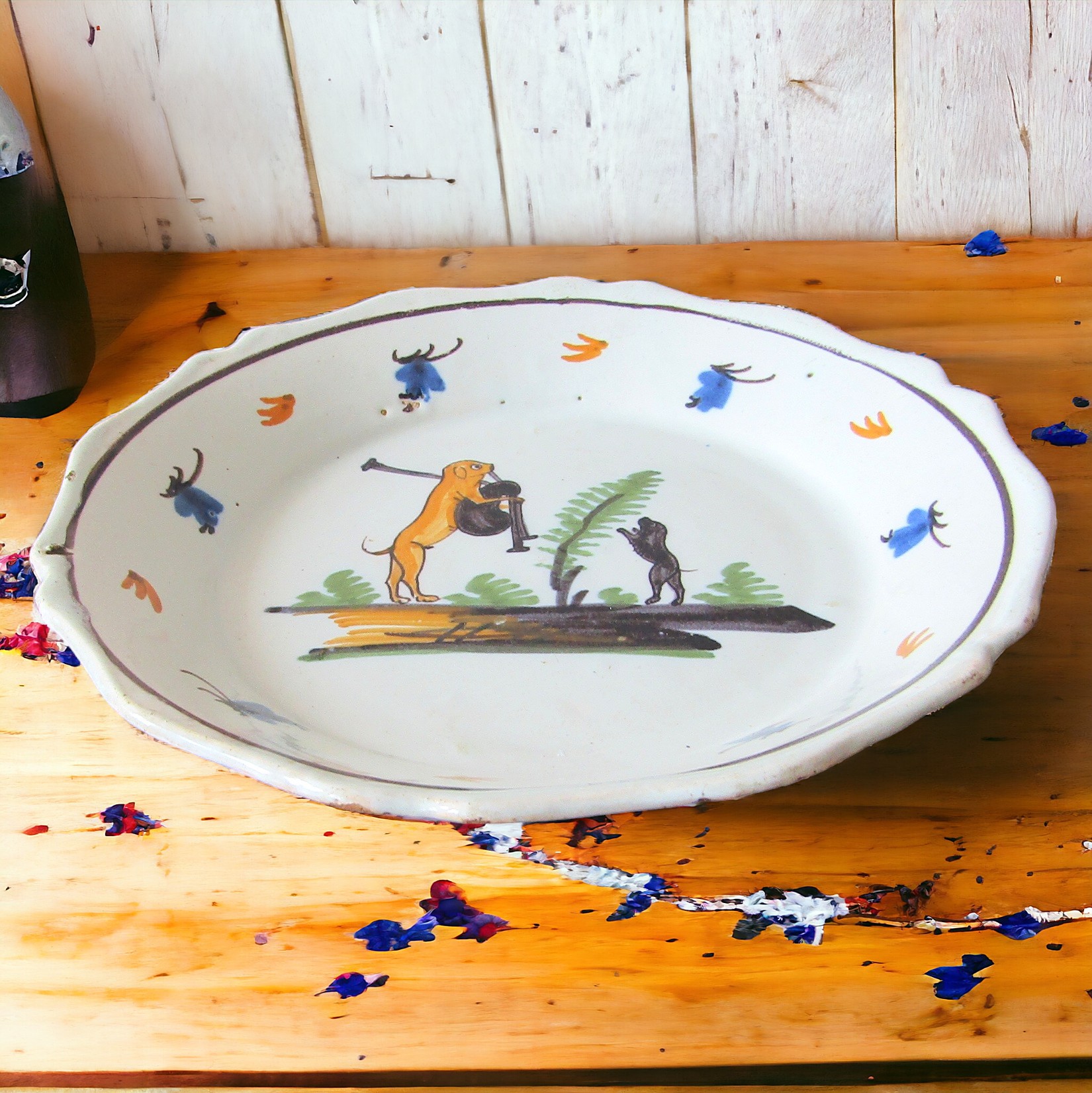 Nevers. Assiette en faïence à décor de deux chiens sur un tertre, XVIIIe siècle