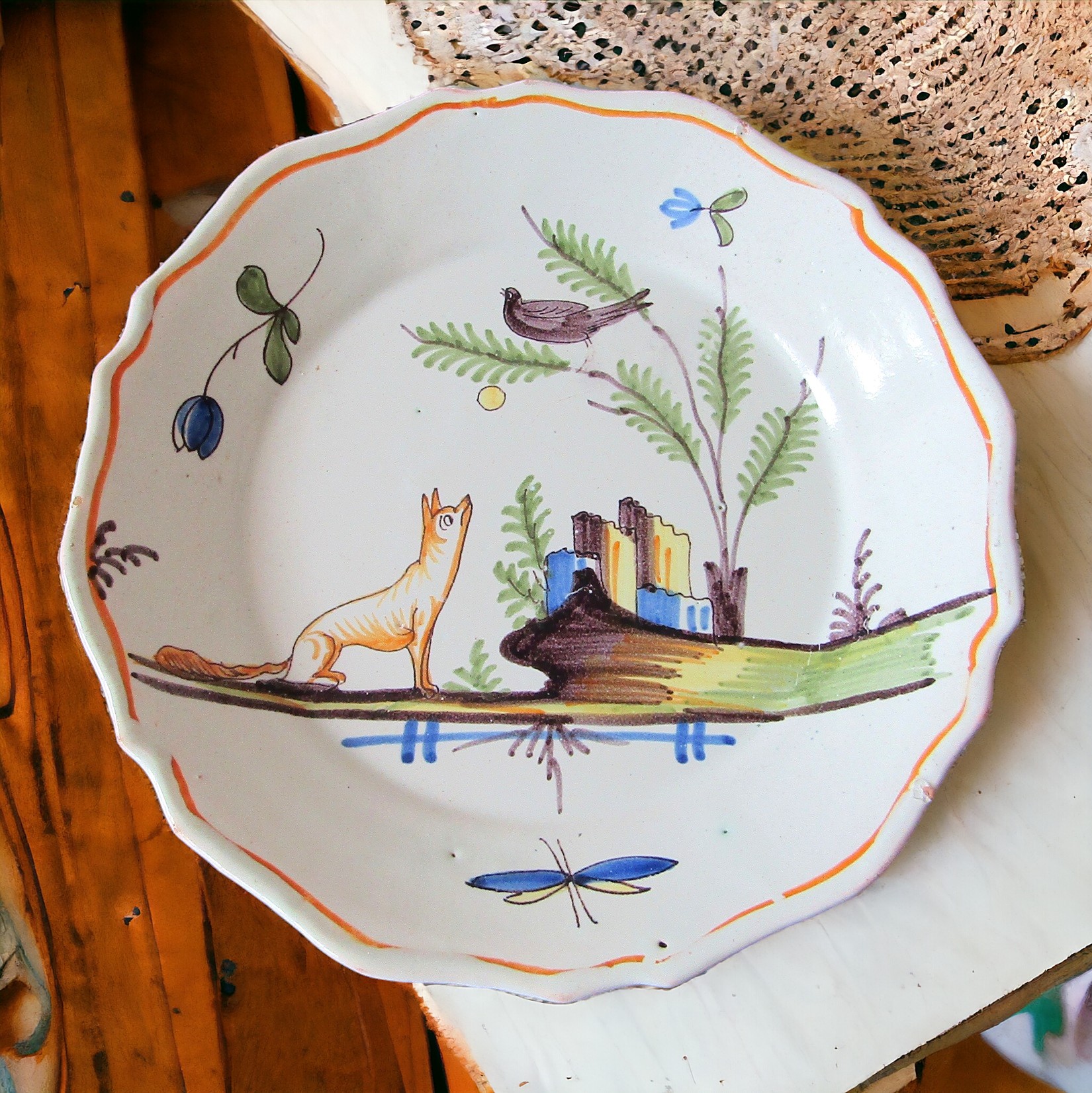 Nevers. Assiette en faïence à décor d\'une Fable le renard et le corbeau, XVIIIe siècle