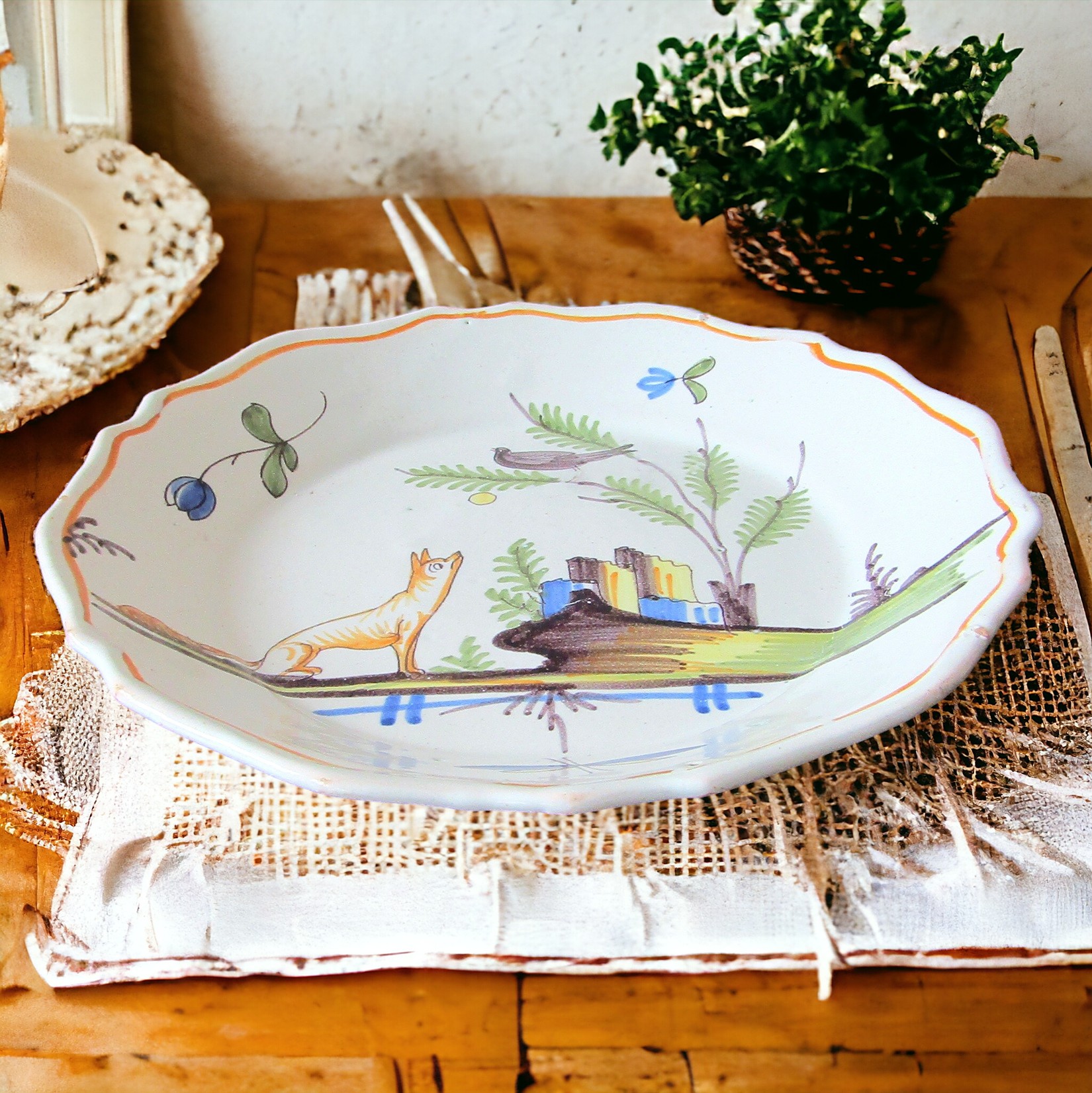 Nevers. Assiette en faïence à décor dune Fable le renard et le corbeau, XVIIIe siècle