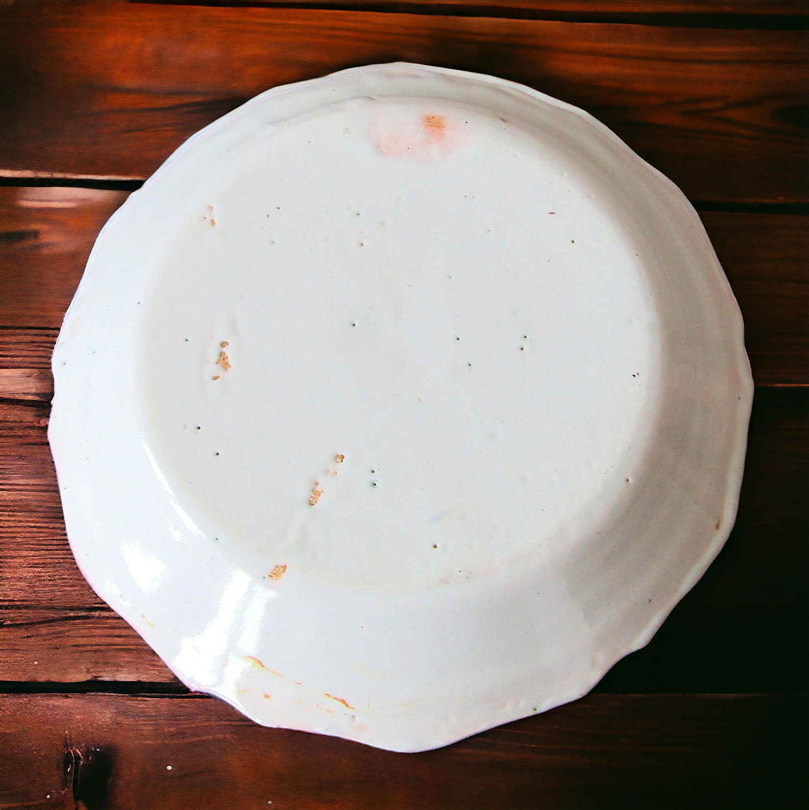 Nevers. Assiette en faïence à décor dune Fable le renard et le corbeau, XVIIIe siècle