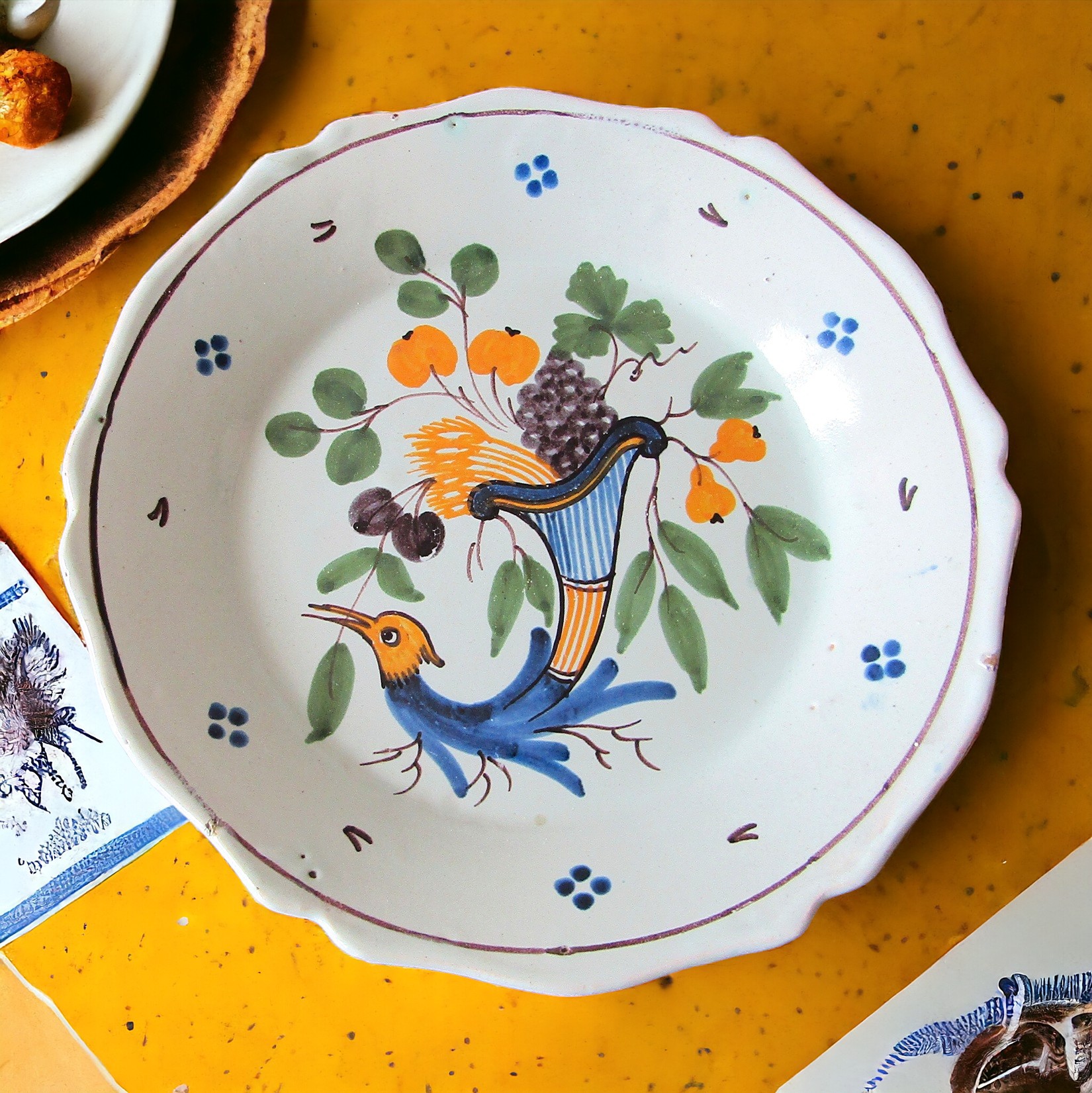 Nevers. Assiette en faïence à décor d\'une corne d\'abondance, XVIIIe siècle [18]