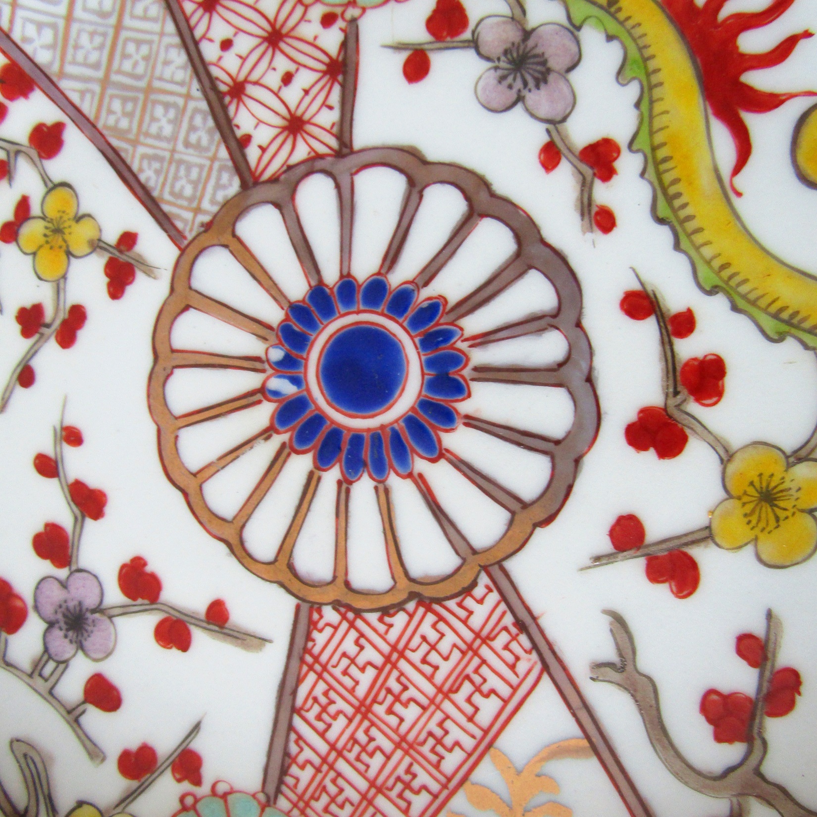 Japon. Arita. Assiette en porcelaine à décor de fleurs et dragons, XIXe