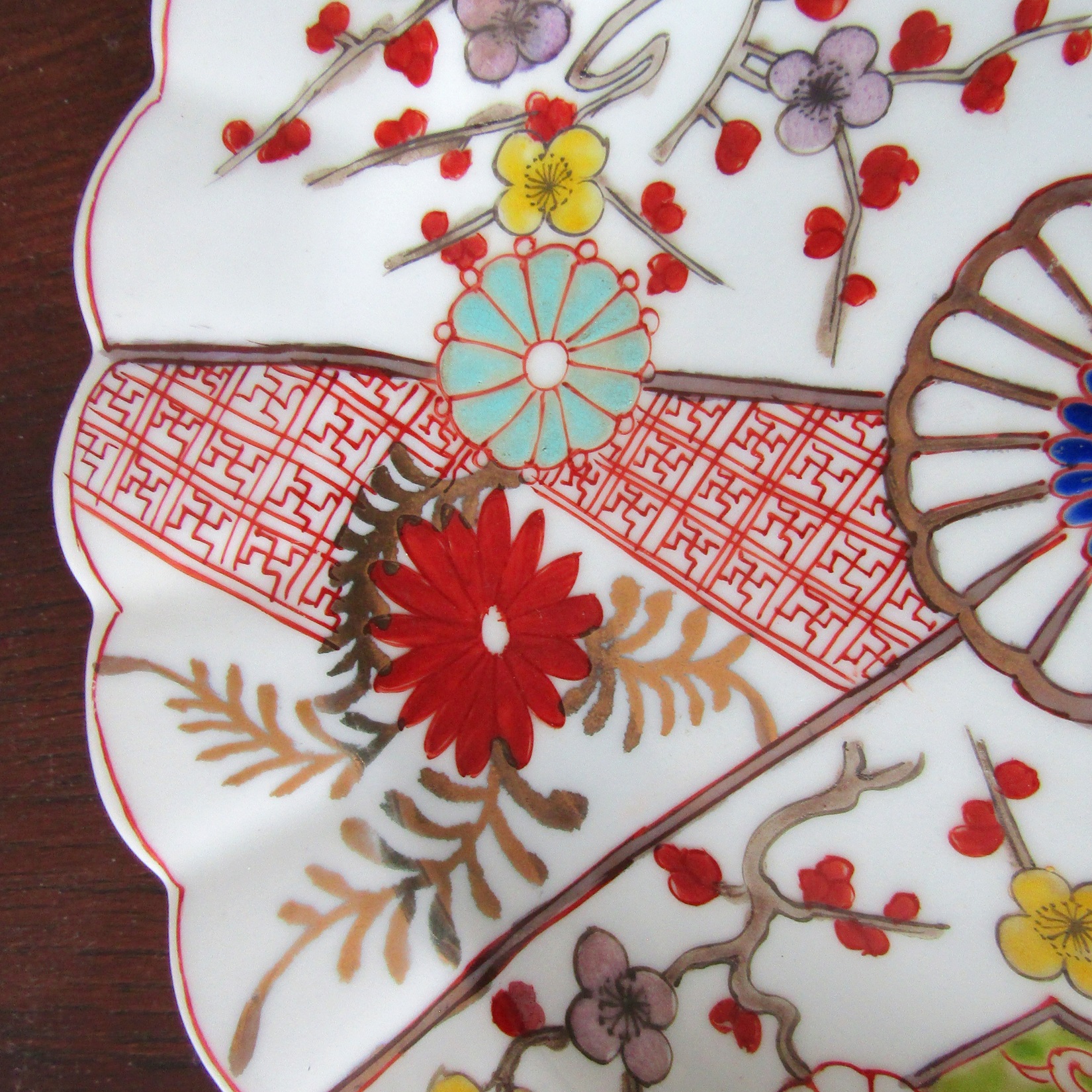 Japon. Arita. Assiette en porcelaine à décor de fleurs et dragons, XIXe