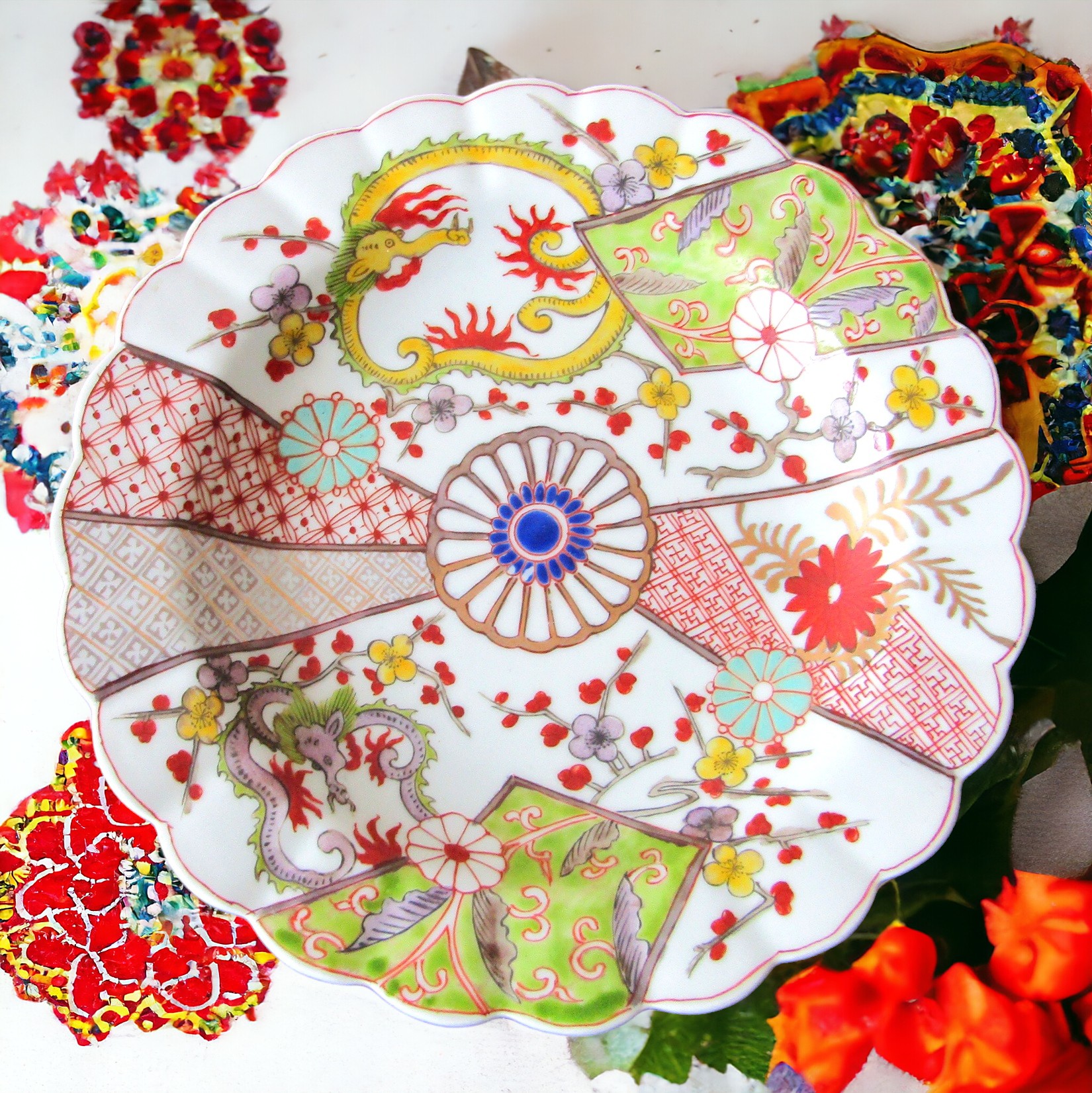 Japon. Arita. Assiette en porcelaine à décor de fleurs et dragons, XIXe