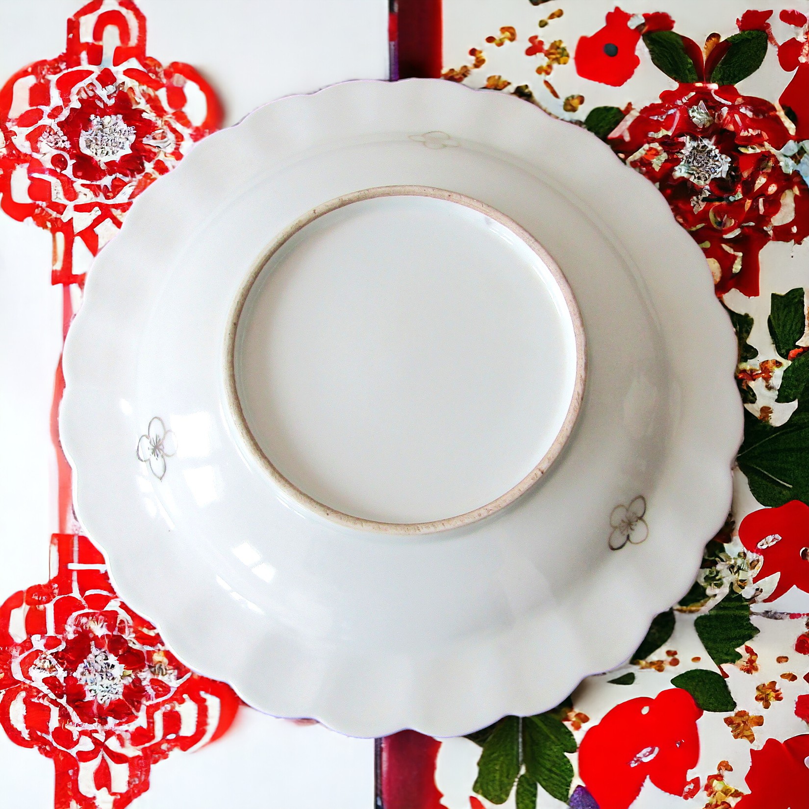 Japon. Arita. Assiette en porcelaine à décor de fleurs et dragons, XIXe