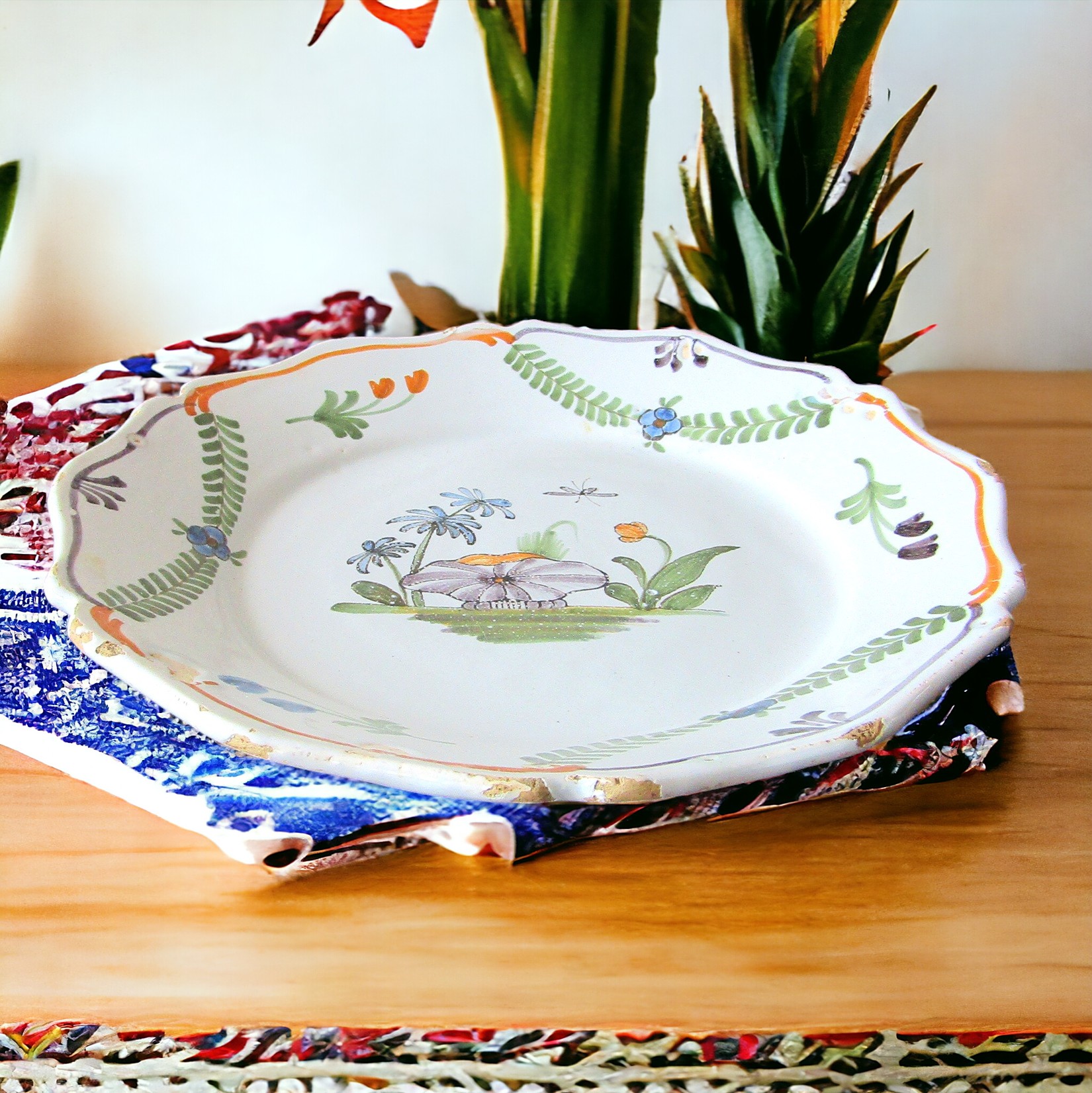 Nevers. Assiette en faïence à décor polychrome de fleurs sur tertre, XVIIIe [19]