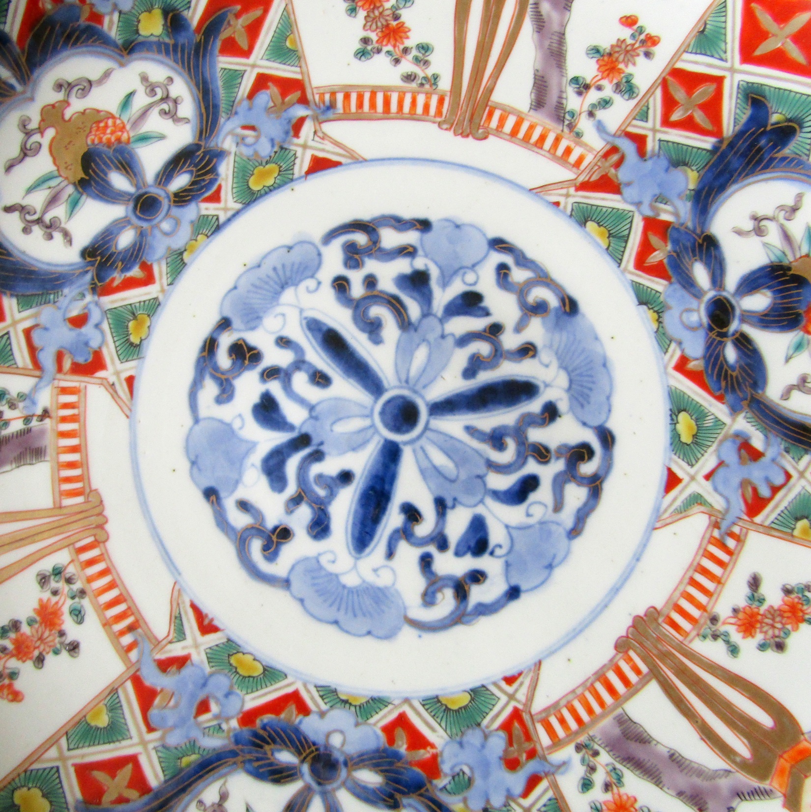 Japon. Arita. Plat en porcelaine décor de fleurs et vases dans des réserves, XIX