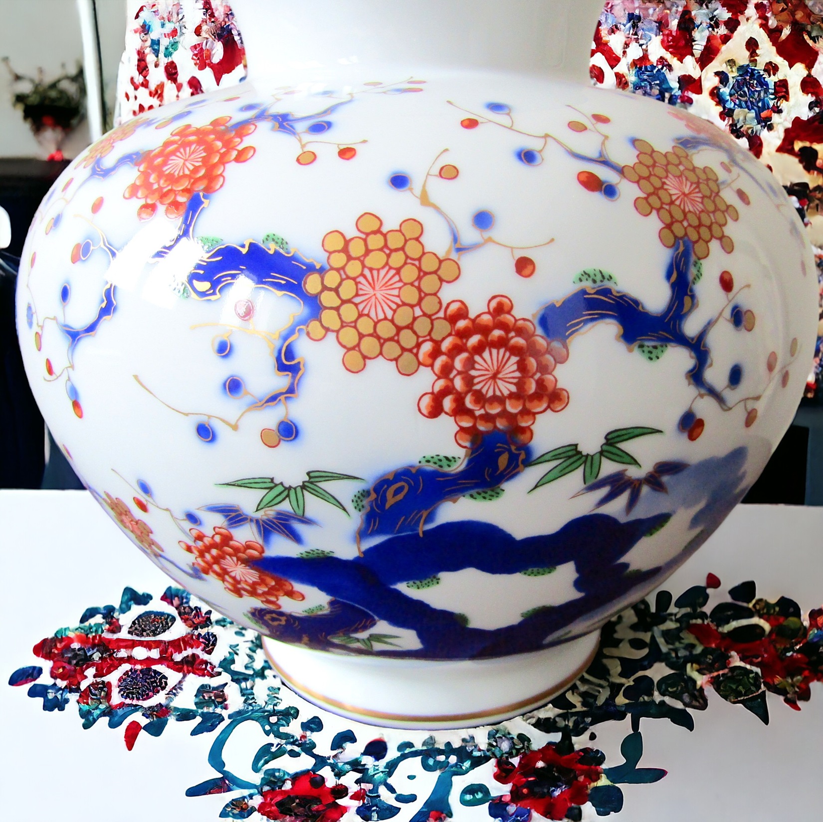 Japon. Arita. Fukagawa Seiji. Vase en porcelaine décor polychrome de fleurs, XXe