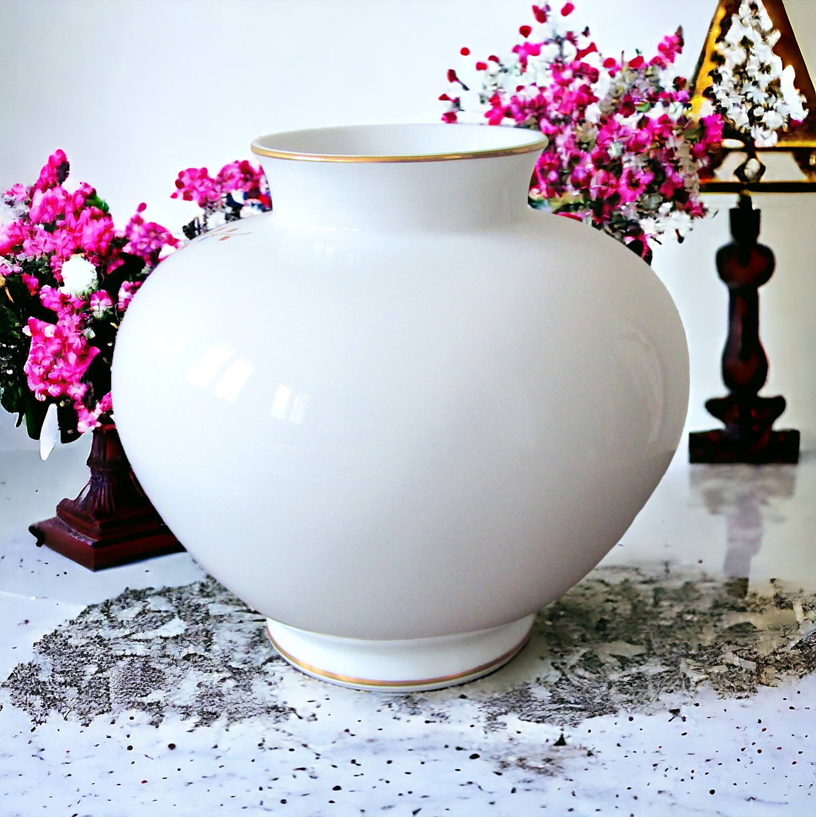 Japon. Arita. Fukagawa Seiji. Vase en porcelaine décor polychrome de fleurs, XXe