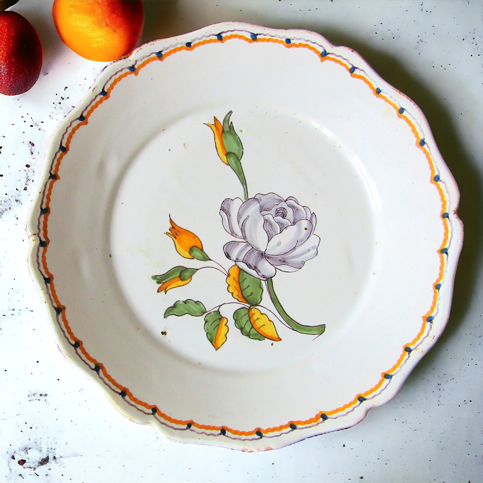 Nevers. Paire dassiettes en faïence décor polychrome à la rose, XVIIIe