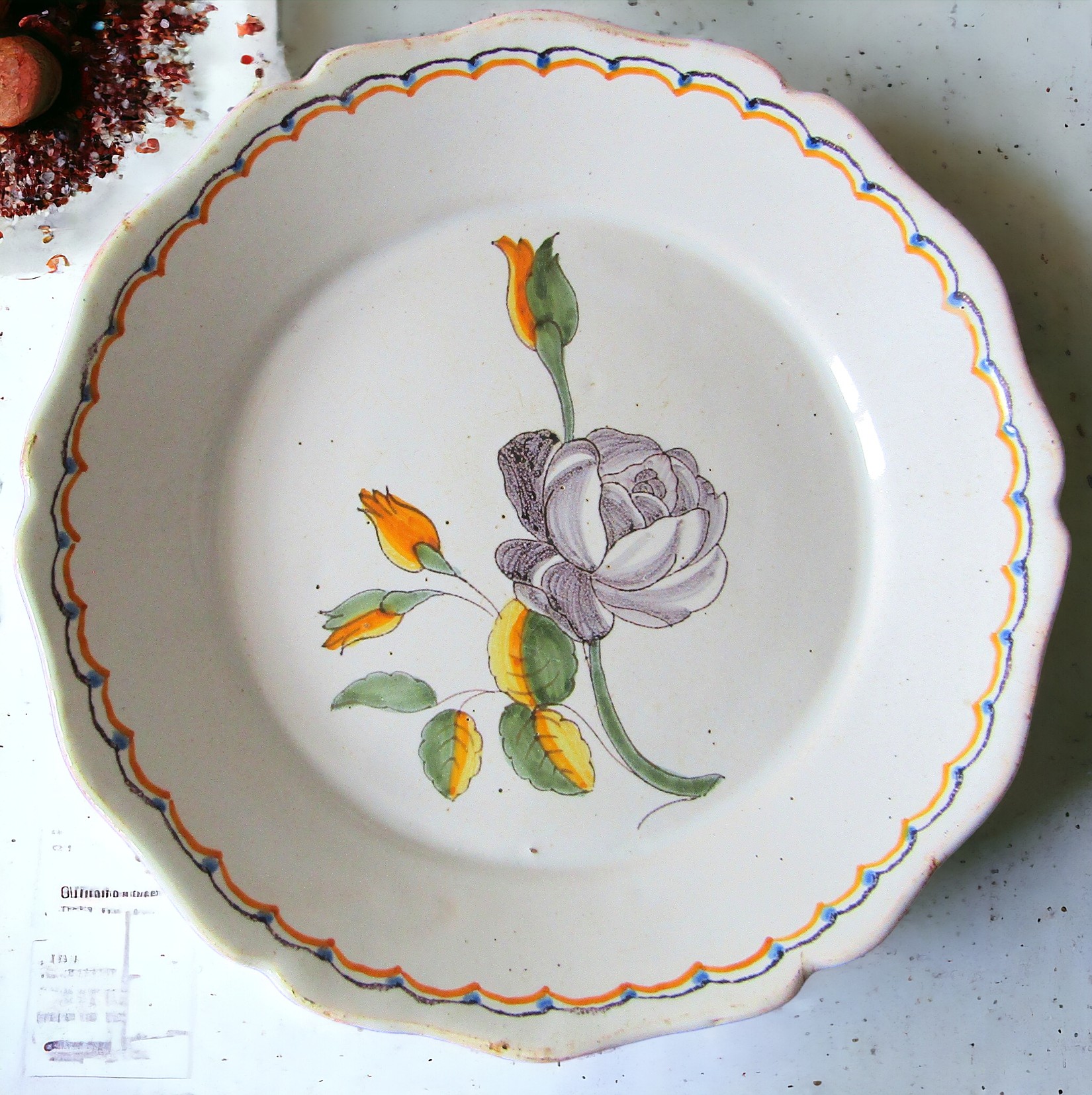 Nevers. Paire dassiettes en faïence décor polychrome à la rose, XVIIIe