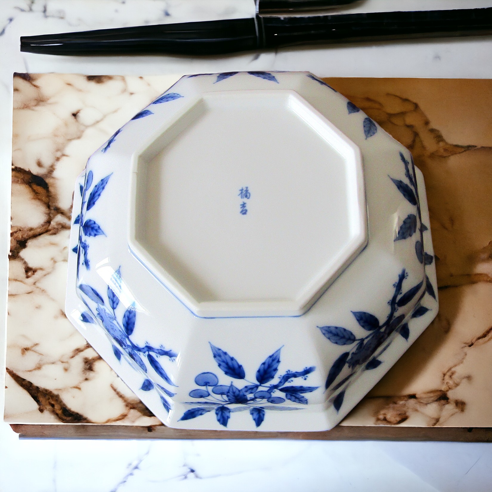Japon. Tachikichi. Coupe en porcelaine à décor de fruits en camaïeu bleu, XXe