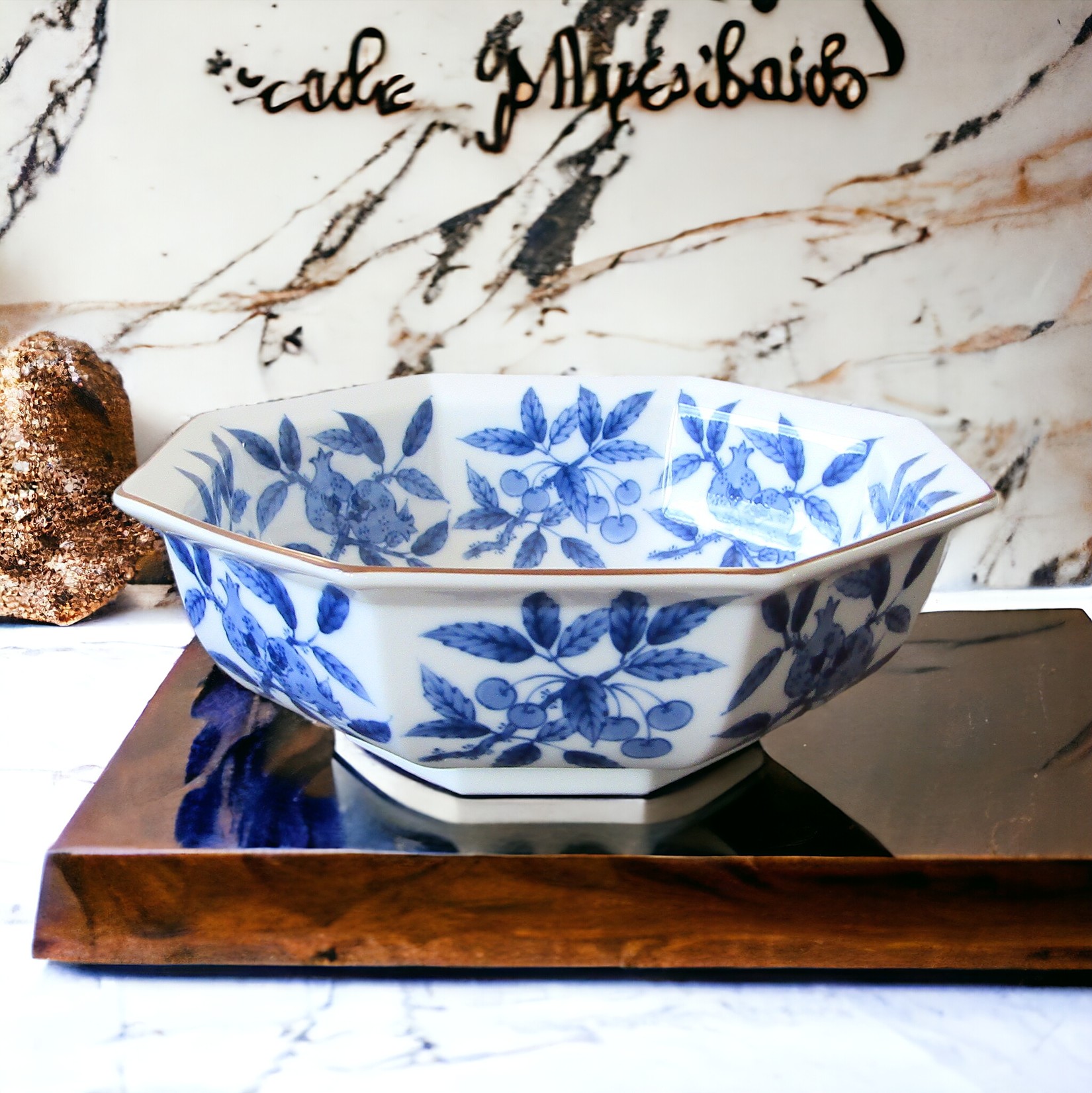 Japon. Tachikichi. Coupe en porcelaine à décor de fruits en camaïeu bleu, XXe