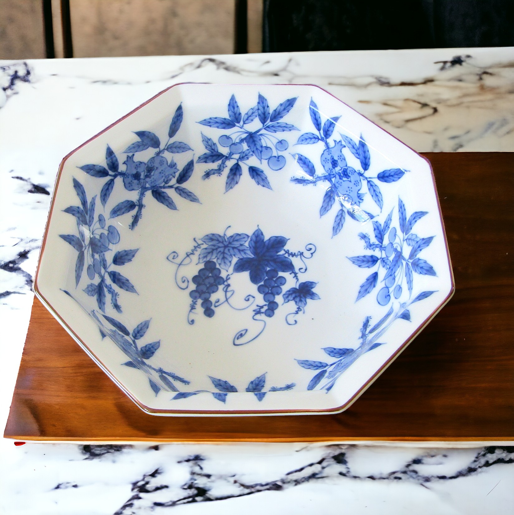 Japon. Tachikichi. Coupe en porcelaine à décor de fruits en camaïeu bleu, XXe