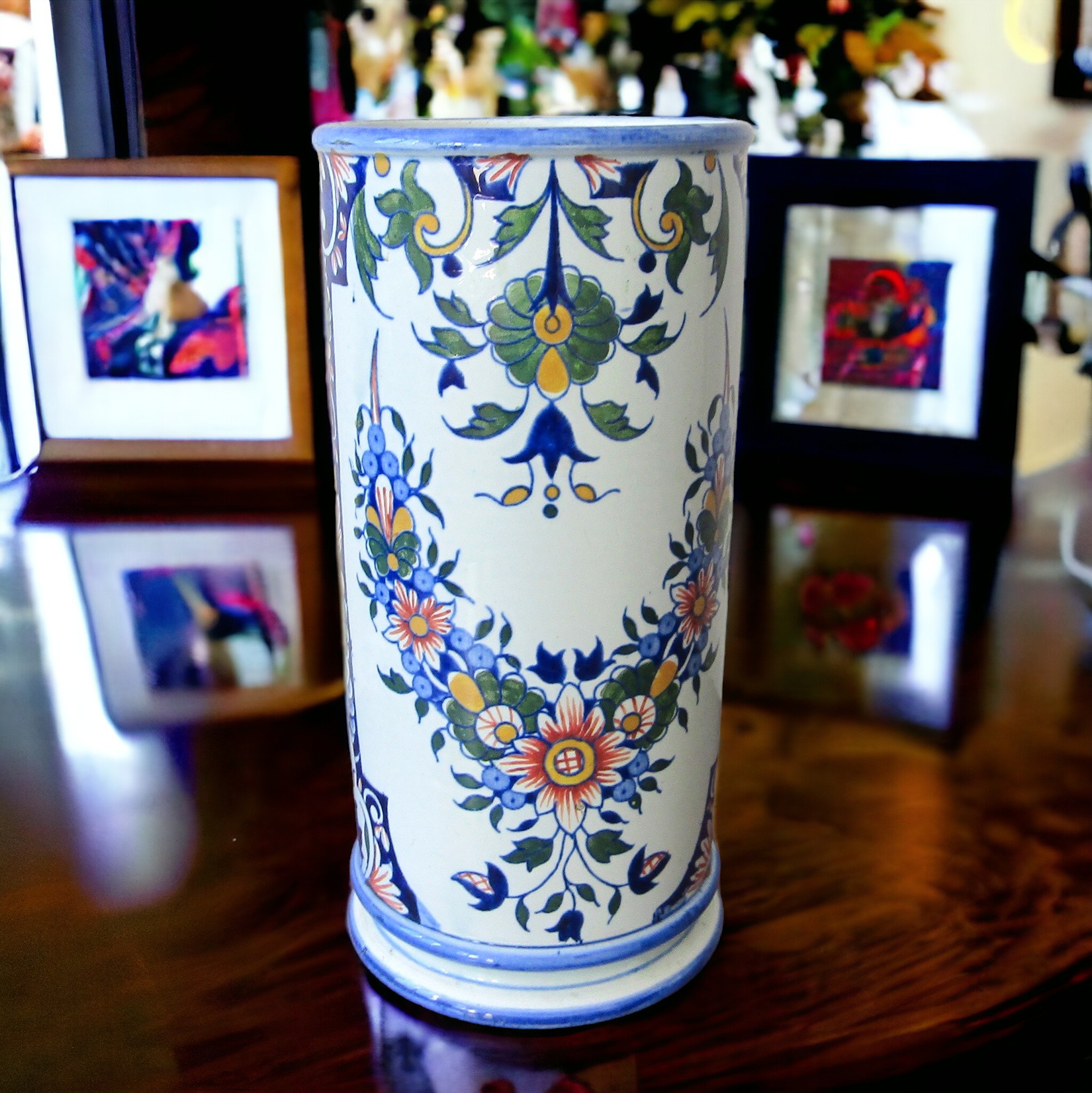 Gien. Vase rouleau en faïence décor Rouen, XIXe siècle