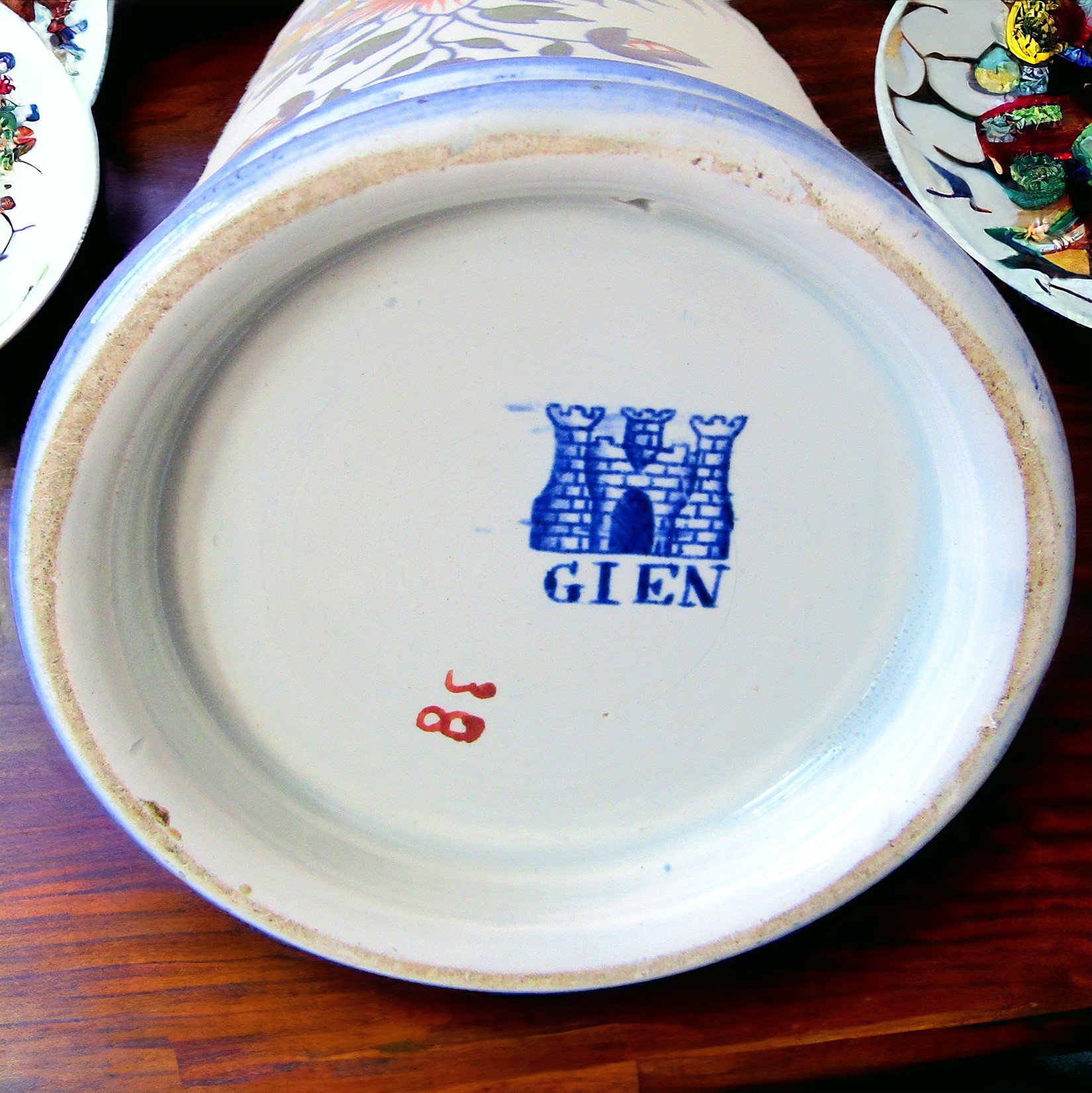 Gien. Vase rouleau en faïence décor Rouen, XIXe siècle