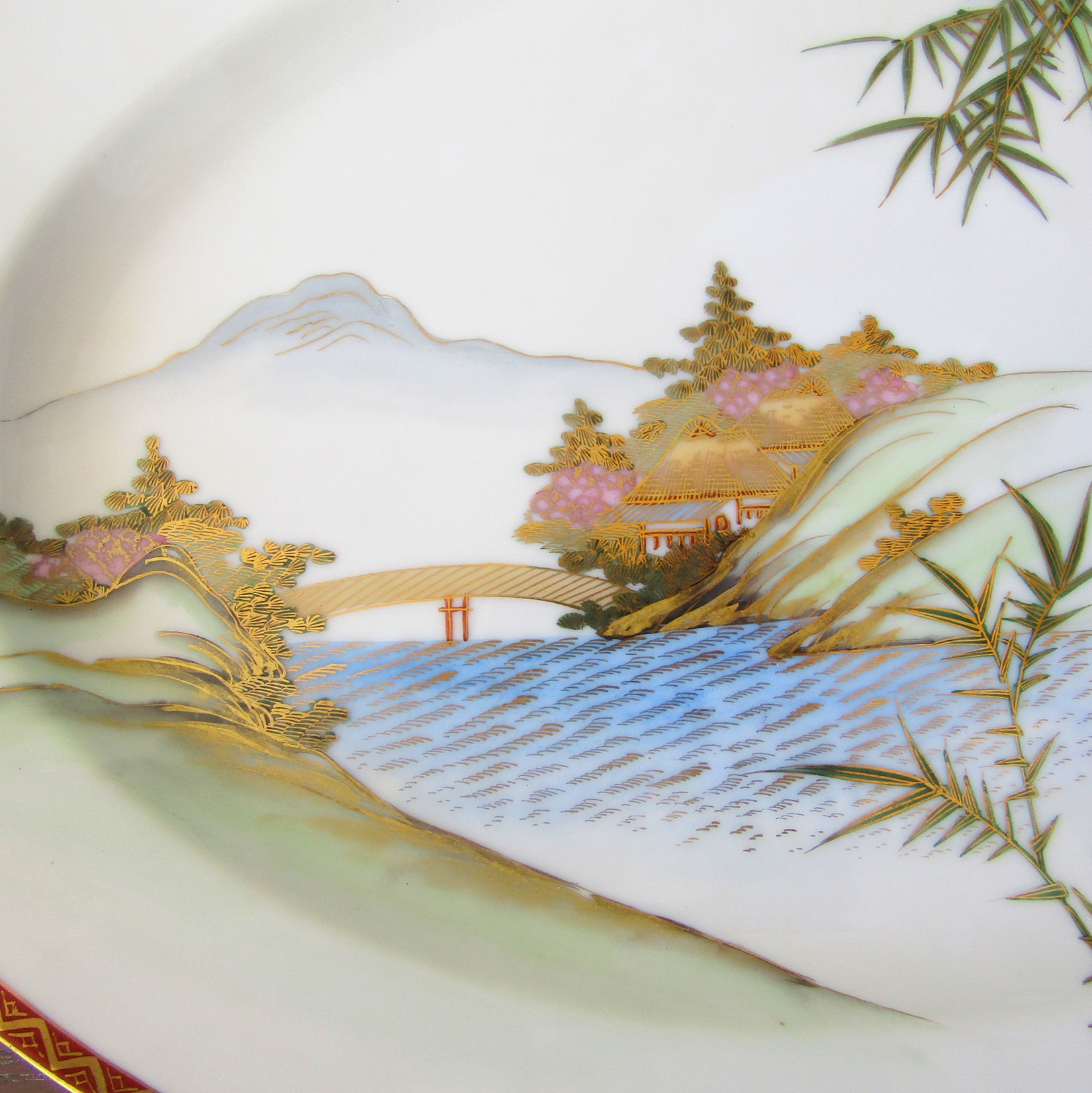 Japon. Kutani. Plat ovale porcelaine à décor polychrome et or de paysages, XXe