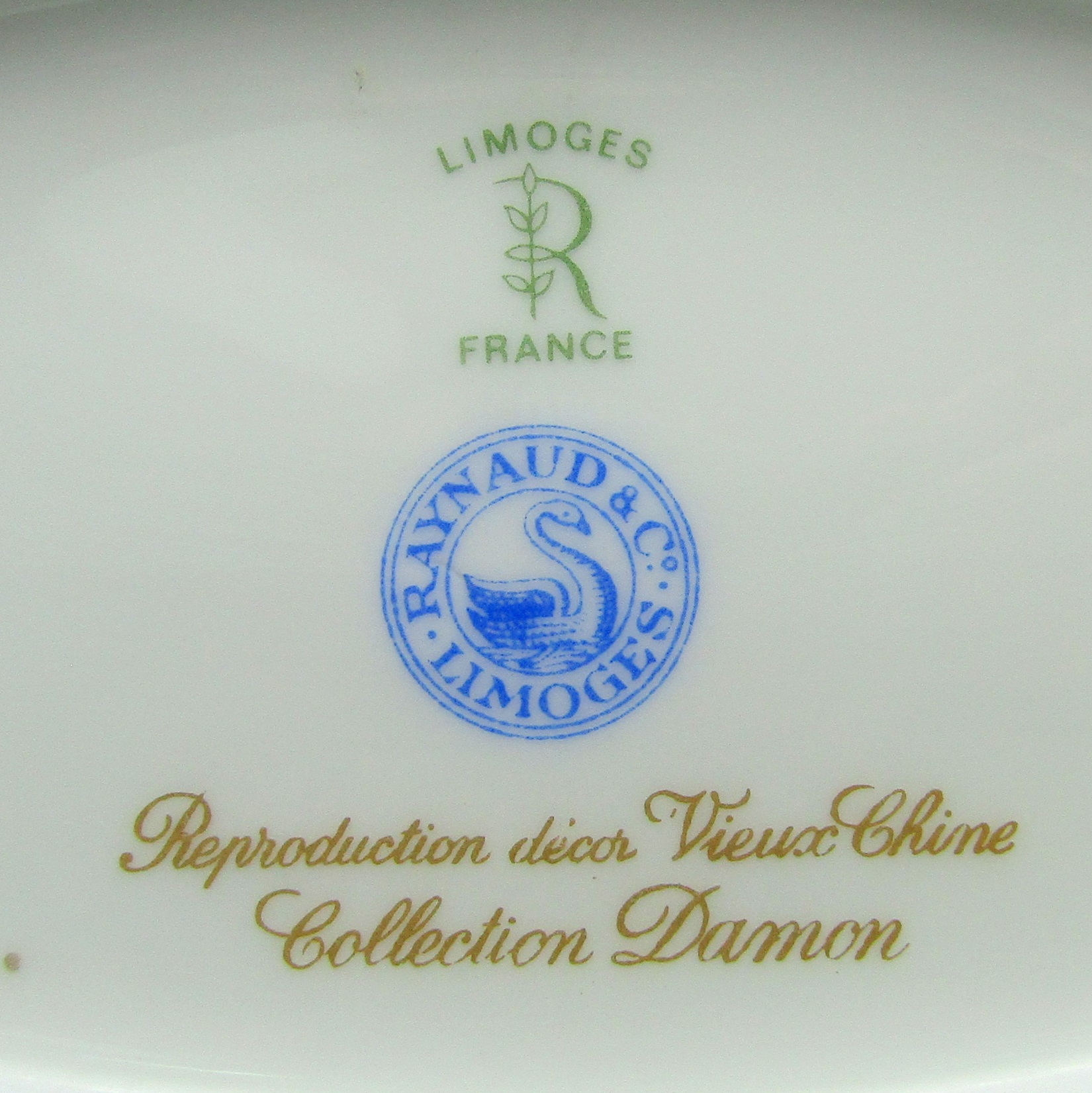 Limoges Raynaud. Plat ovale en porcelaine Vieux Chine Collection Damon