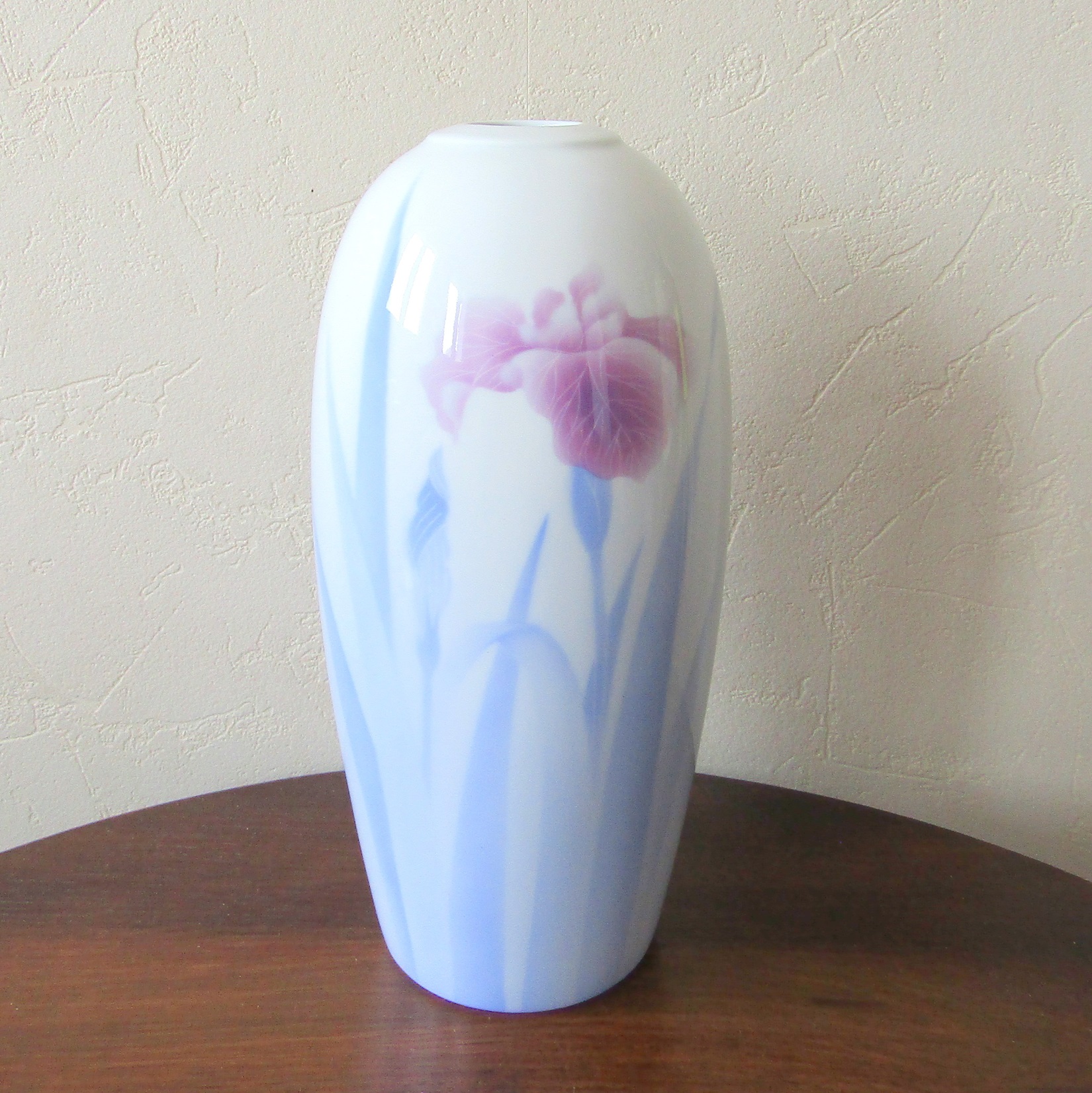 Japon. Arita. Fukagawa Seiji. Vase en porcelaine à décor d'iris, XXe