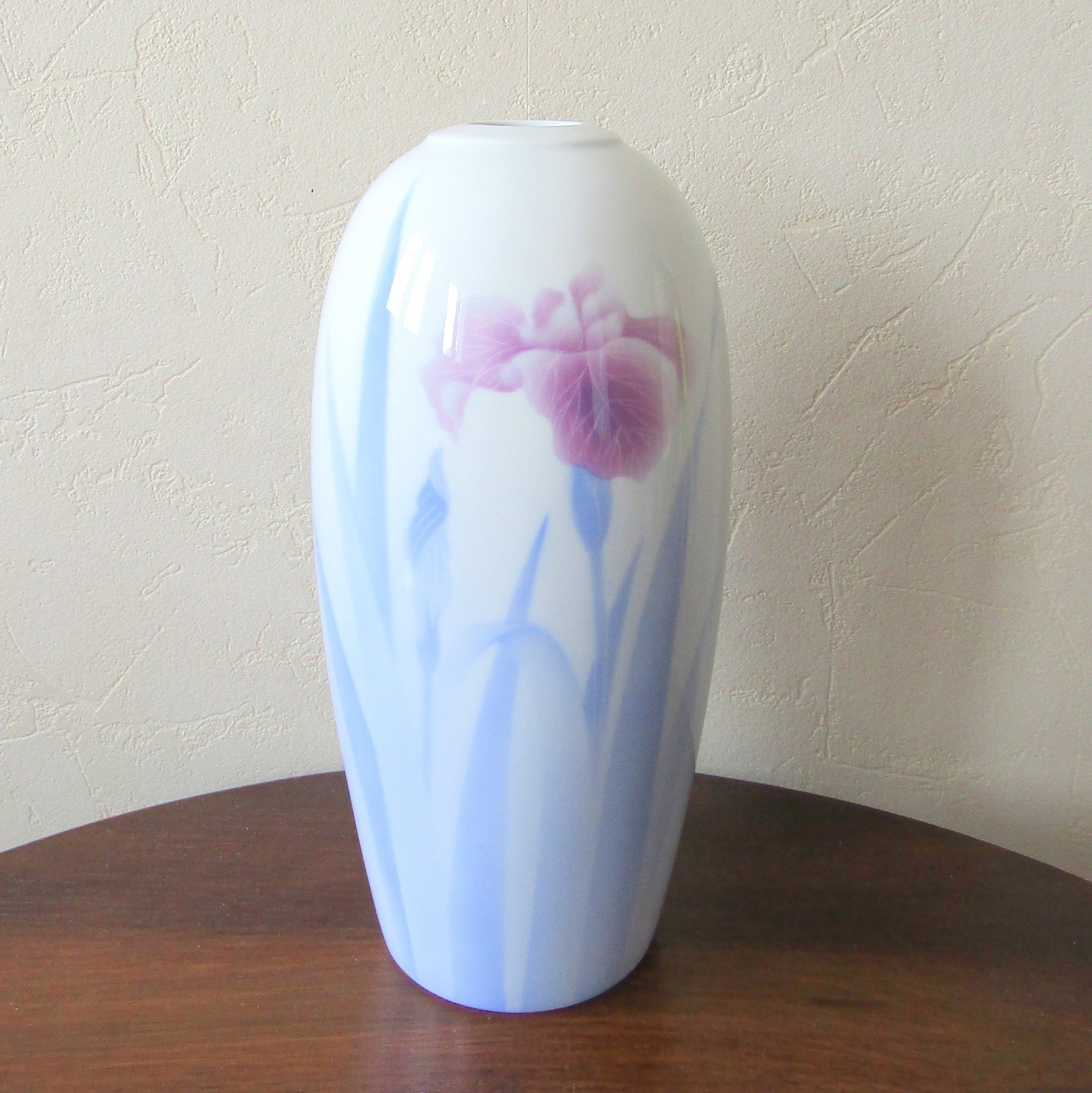 Japon. Arita. Fukagawa Seiji. Vase en porcelaine à décor d\'iris, XXe