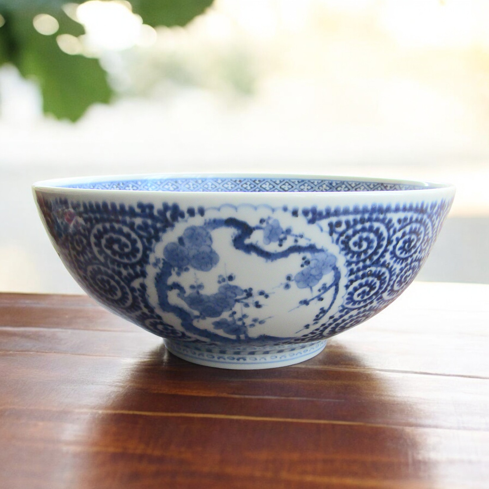 Japon. Arita. Coupe porcelaine à décor de fleurs et pieuvre en camaïeu bleu XIXe