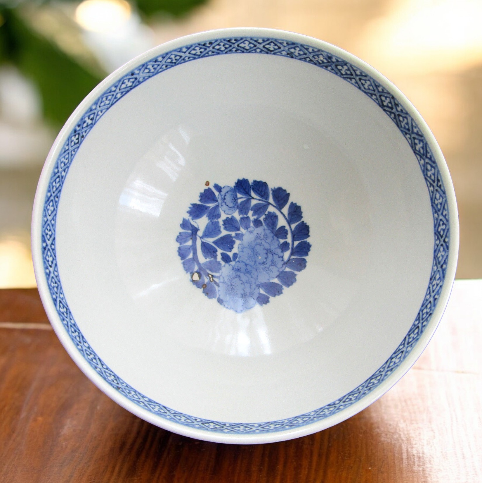 Japon. Arita. Coupe porcelaine à décor de fleurs et pieuvre en camaïeu bleu XIXe