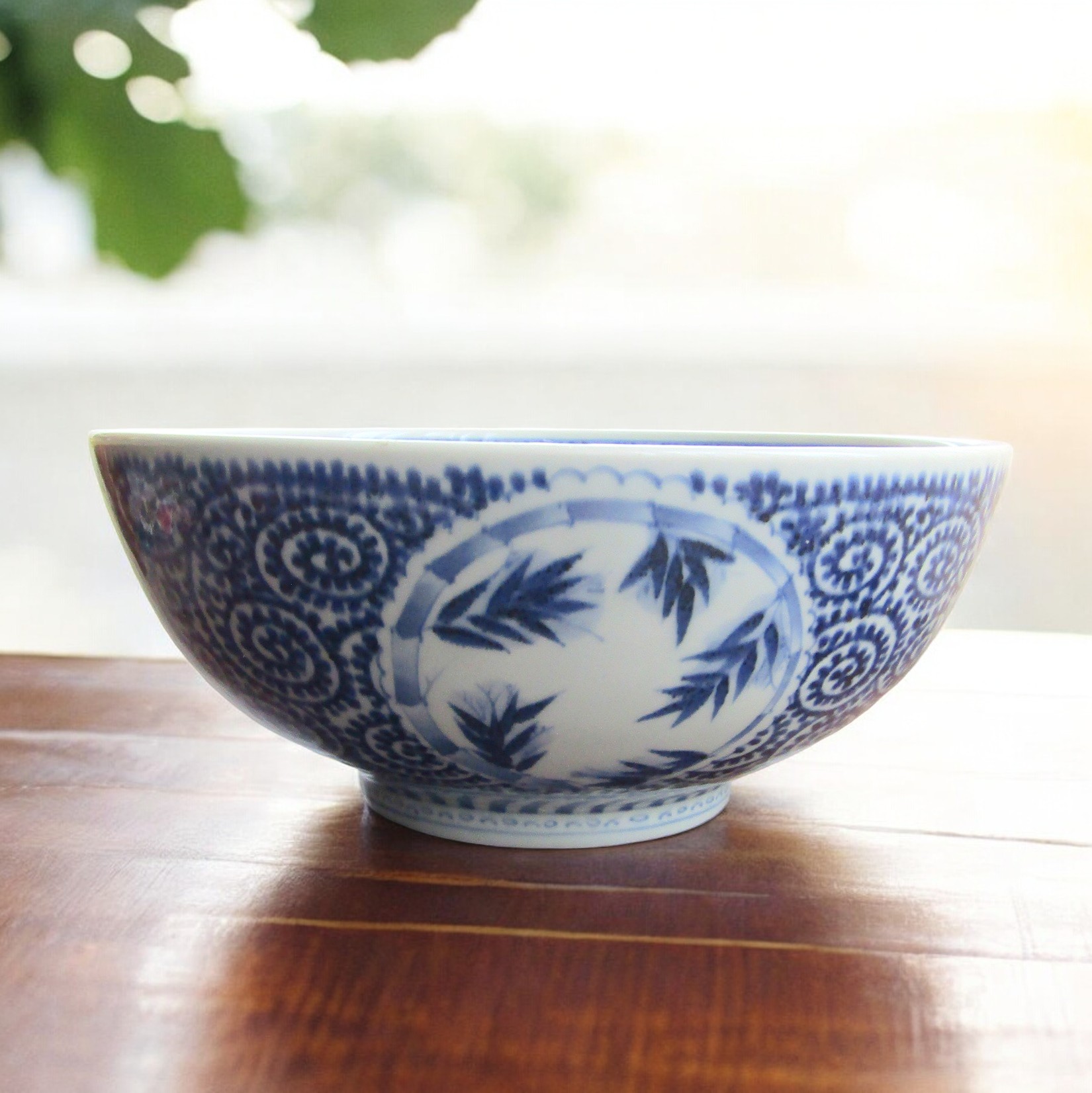 Japon. Arita. Coupe porcelaine à décor de fleurs et pieuvre en camaïeu bleu XIXe