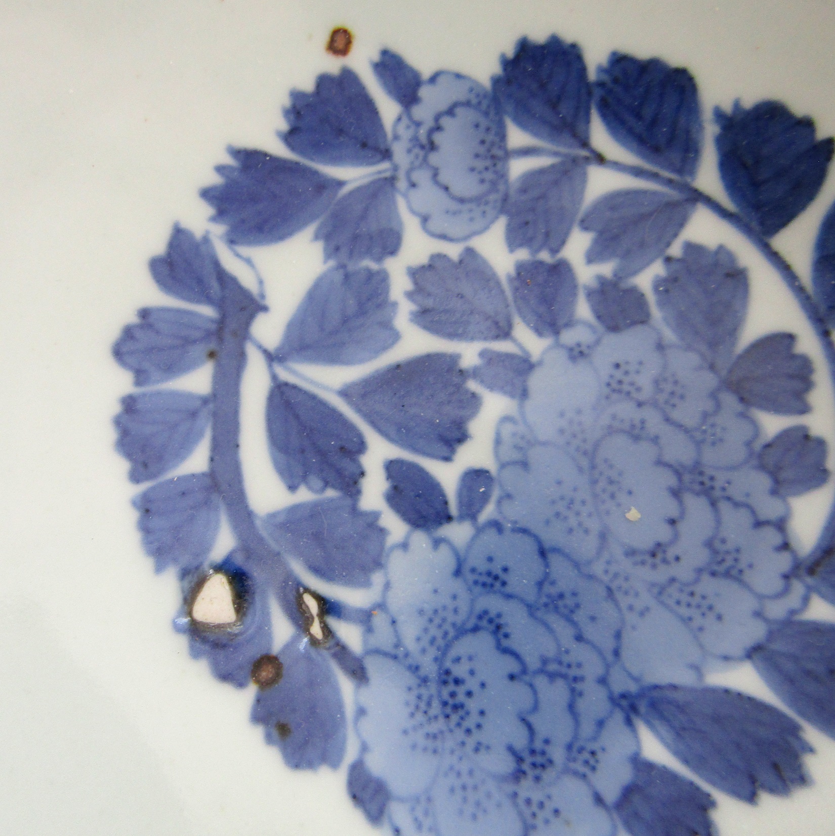 Japon. Arita. Coupe porcelaine à décor de fleurs et pieuvre en camaïeu bleu XIXe