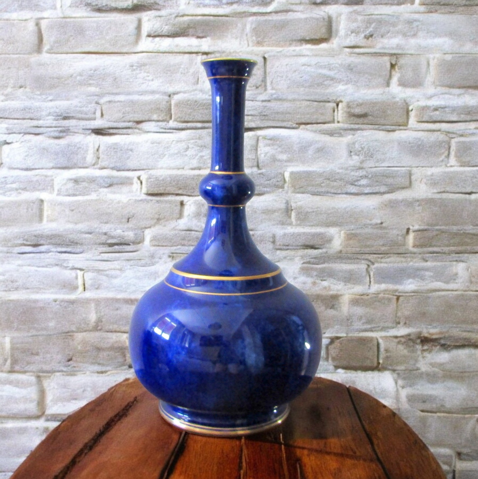 Sèvres. Important vase bouteille en porcelaine fond bleu lapis, fin XIXe siècle