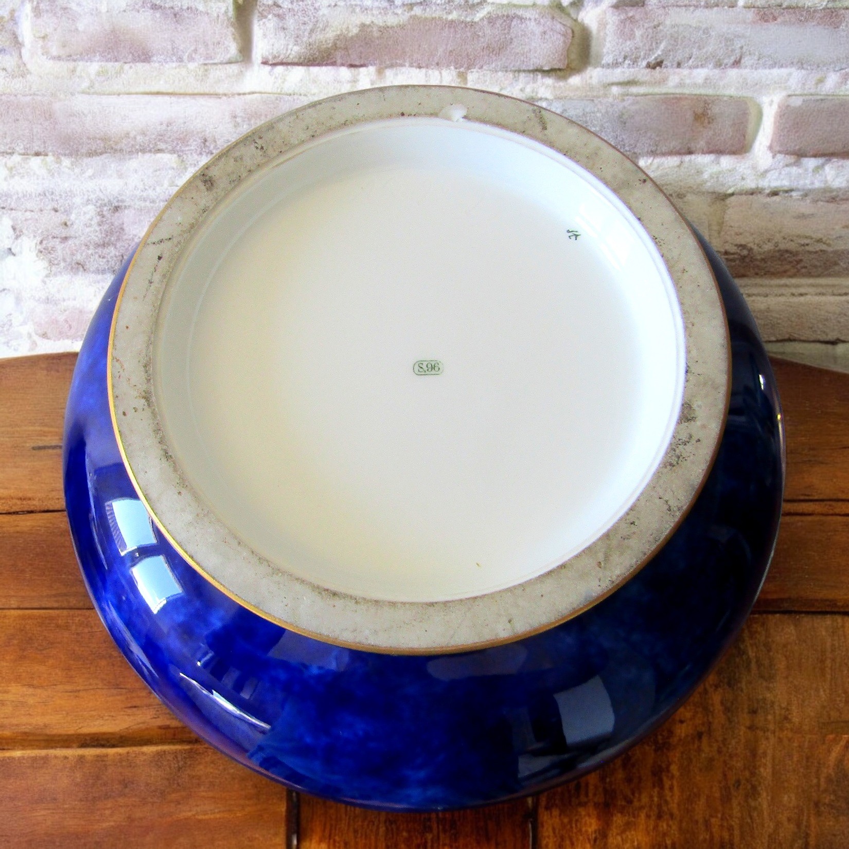 Sèvres. Important vase bouteille en porcelaine fond bleu lapis, fin XIXe siècle