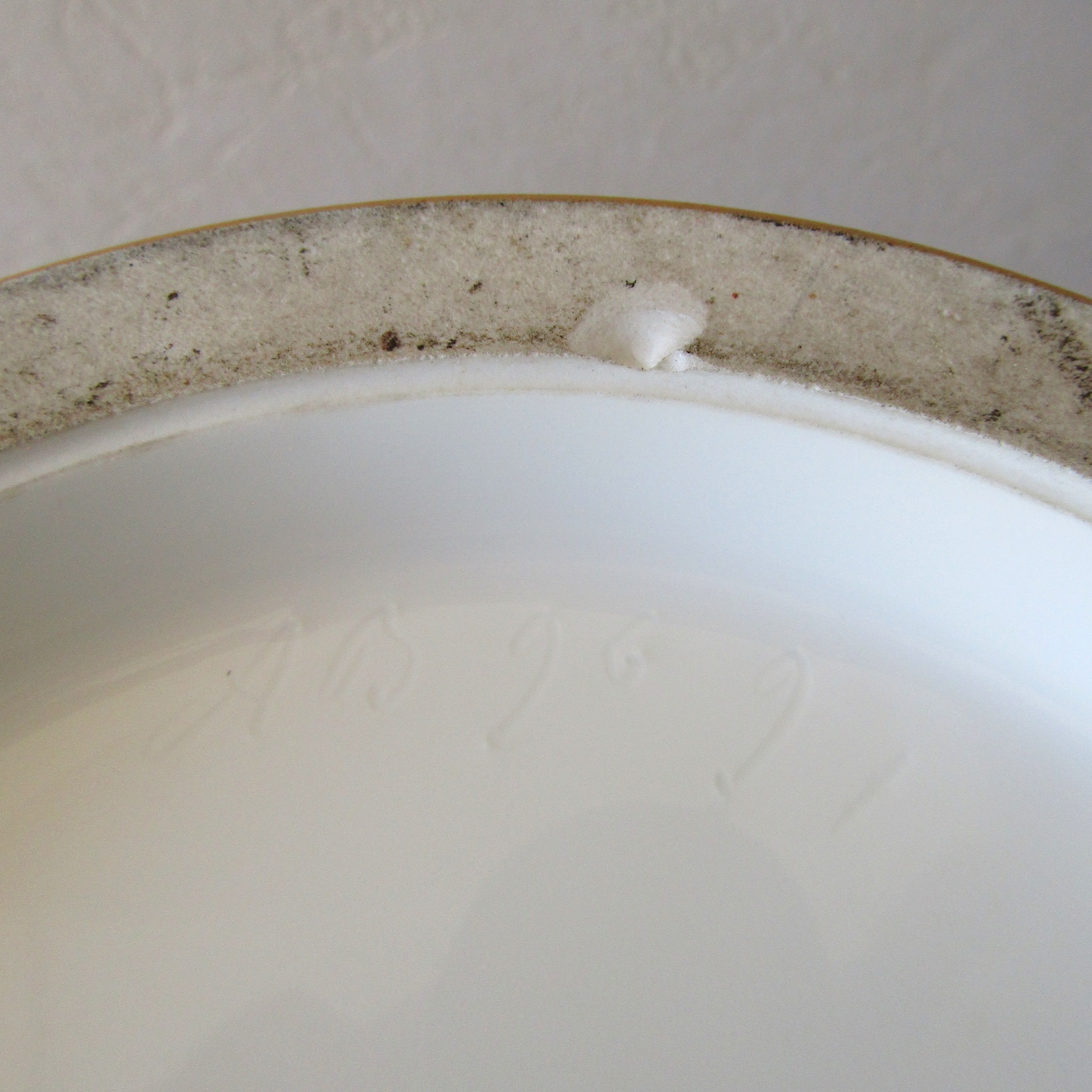 Sèvres. Important vase bouteille en porcelaine fond bleu lapis, fin XIXe siècle