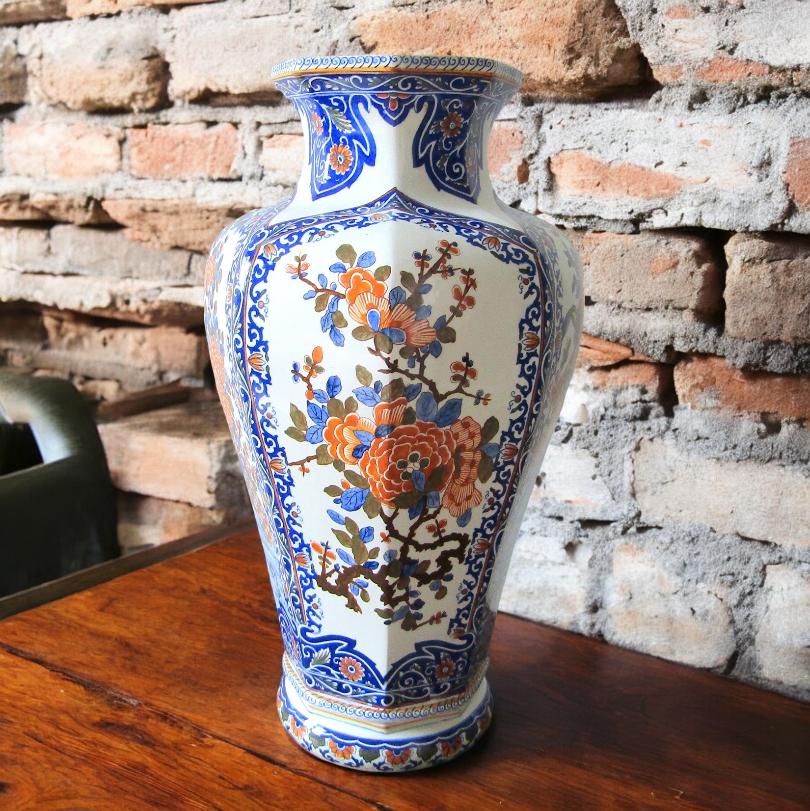Gien. Important vase en faïence décor polychrome japonisant, XIX-XXe