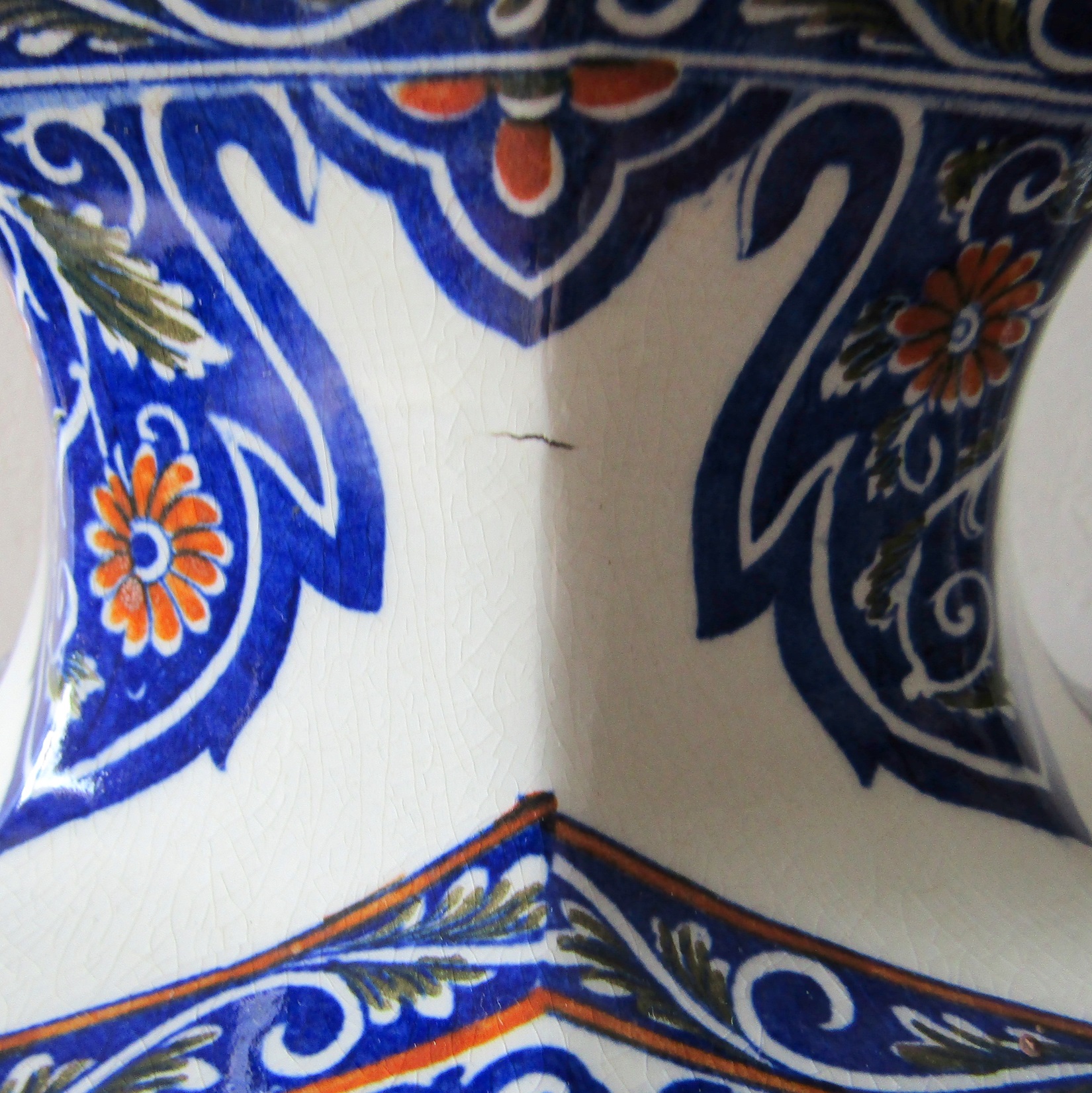 Gien. Important vase en faïence décor polychrome japonisant, XIX-XXe