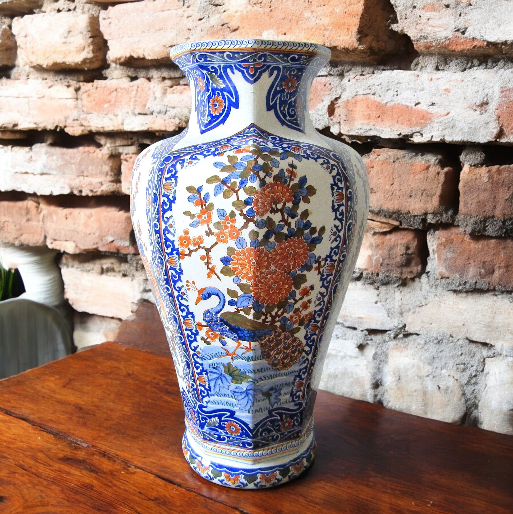 Gien. Important vase en faïence décor polychrome japonisant, XIX-XXe