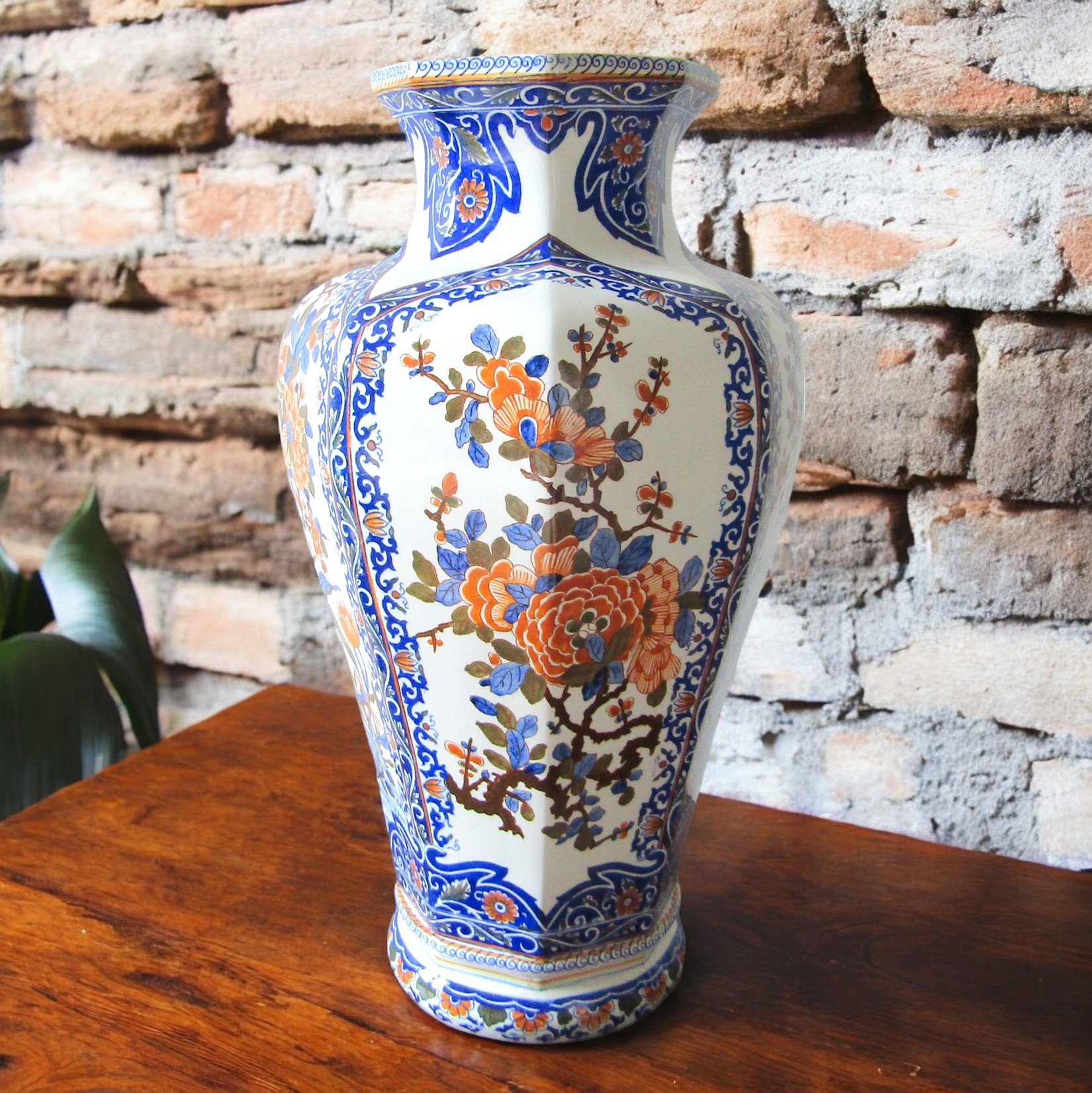 Gien. Important vase en faïence décor polychrome japonisant, XIX-XXe