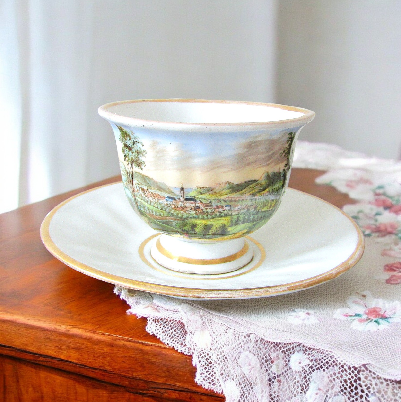 KPM Berlin. Tasse en porcelaine à décor polychrome de paysages, début XXe siècle