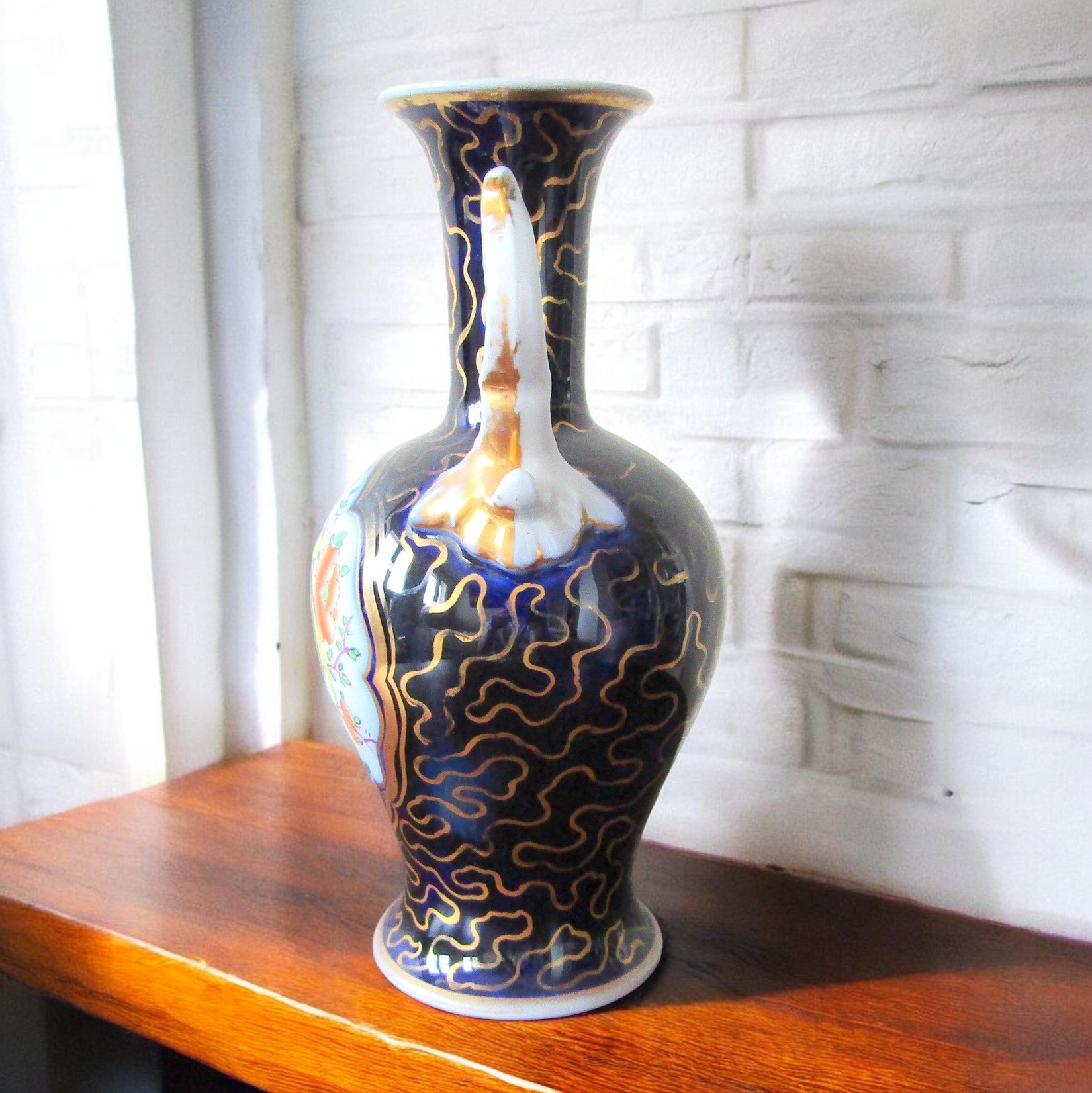 Bayeux. vase en porcelaine à décor dun oiseau et de fleurs dans une réserve XIX