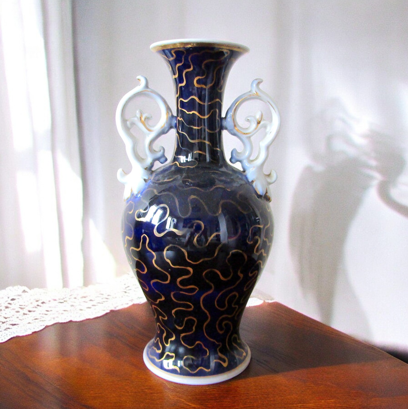 Bayeux. vase en porcelaine à décor dun oiseau et de fleurs dans une réserve XIX