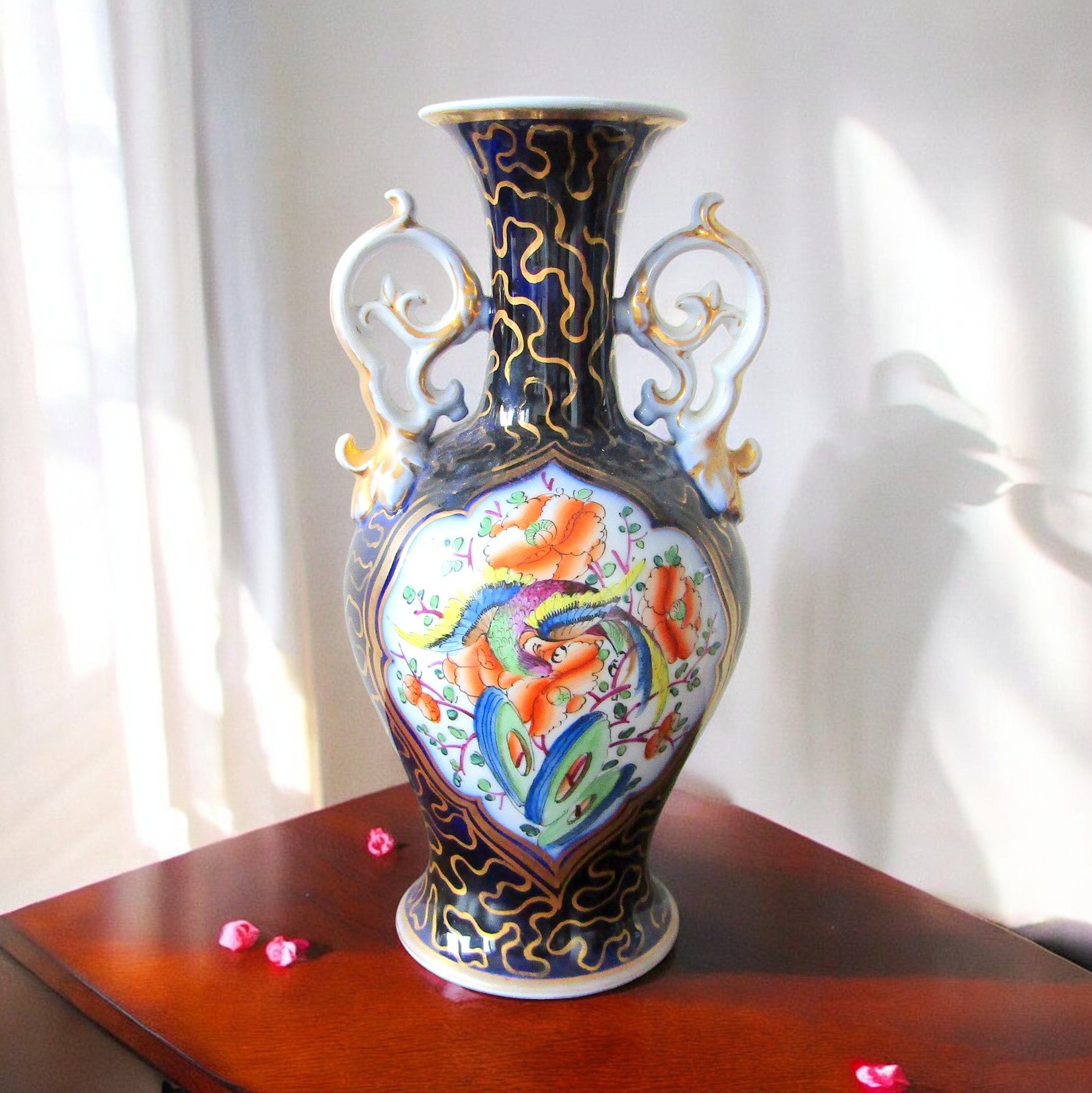 Bayeux. Vase en porcelaine à décor d\'un oiseau et de fleurs dans une réserve XIX