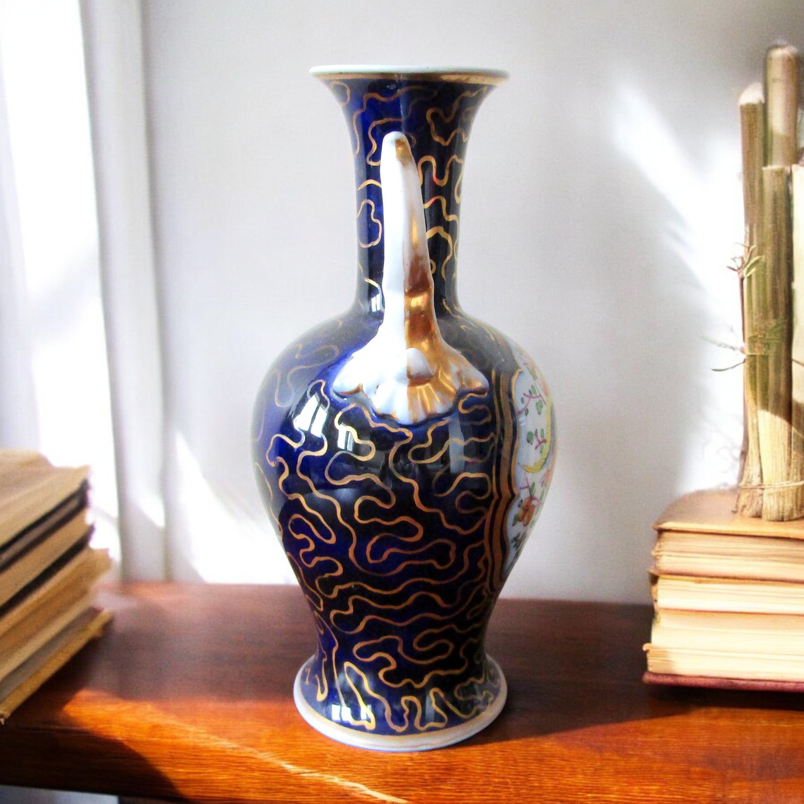 Bayeux. vase en porcelaine à décor dun oiseau et de fleurs dans une réserve XIX