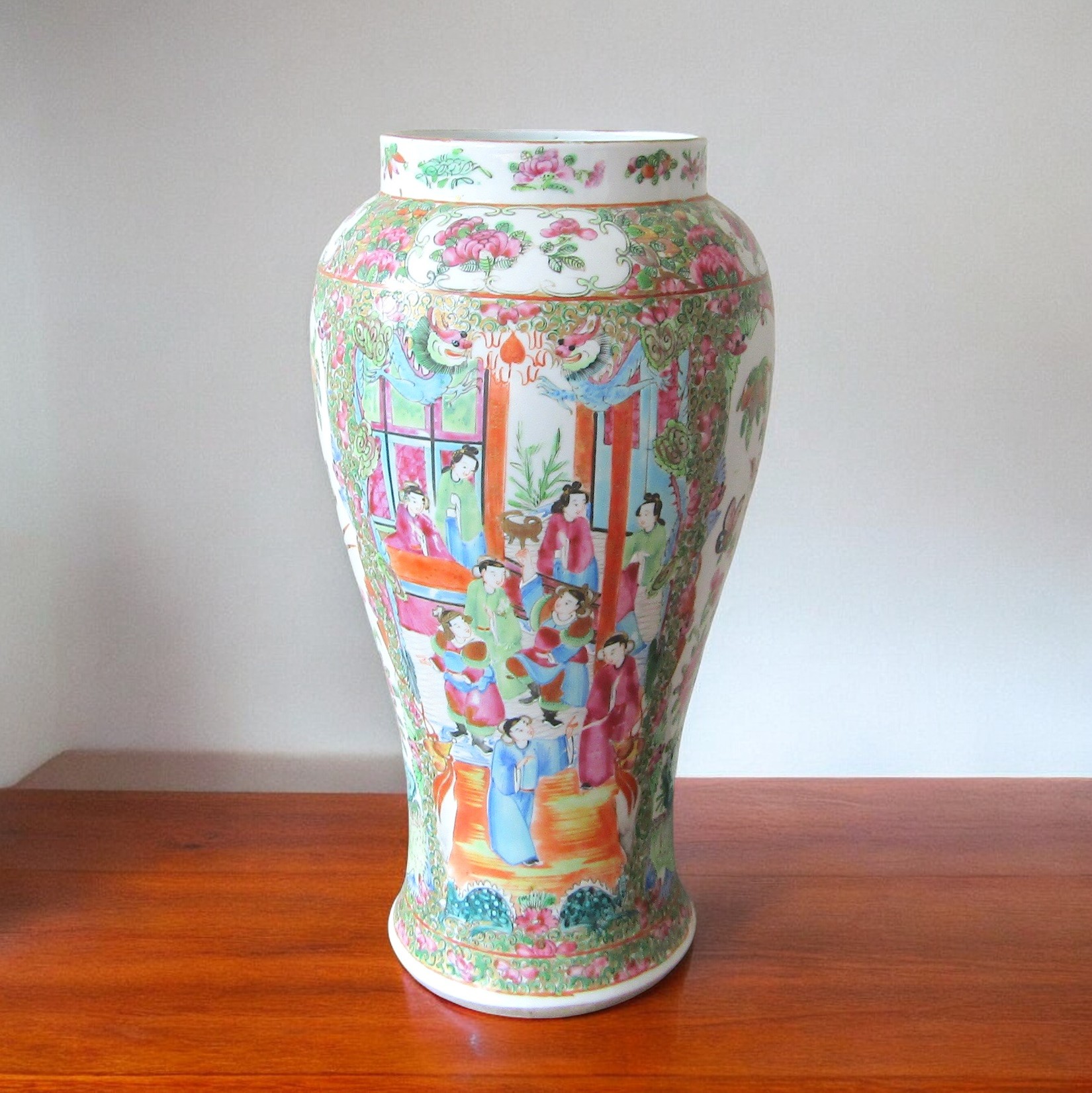 Chine. Canton. Vase en porcelaine décor polychrome de personnages, oiseaux, XIXe siècle