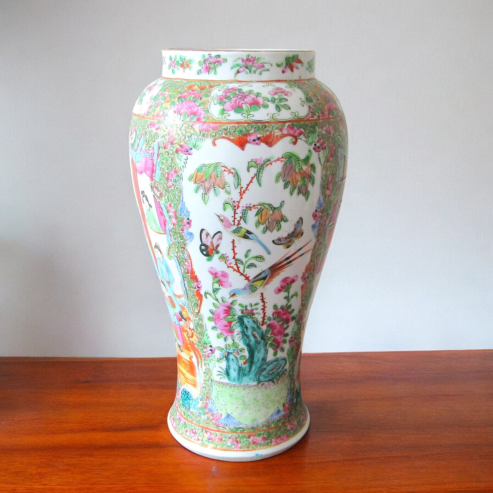 Chine. Canton. Vase en porcelaine décor polychrome de personnages, oiseaux, XIXe siècle