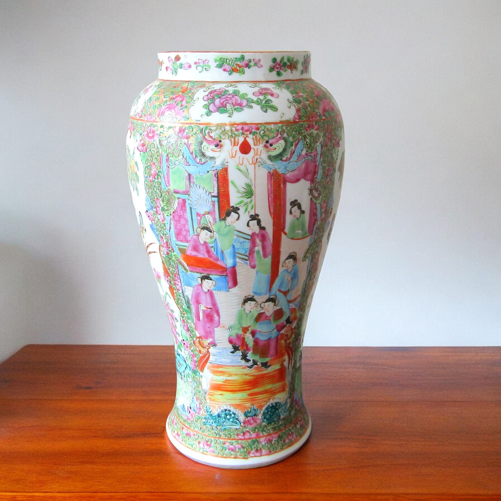 Chine. Canton. Vase en porcelaine décor polychrome de personnages, oiseaux, XIXe siècle